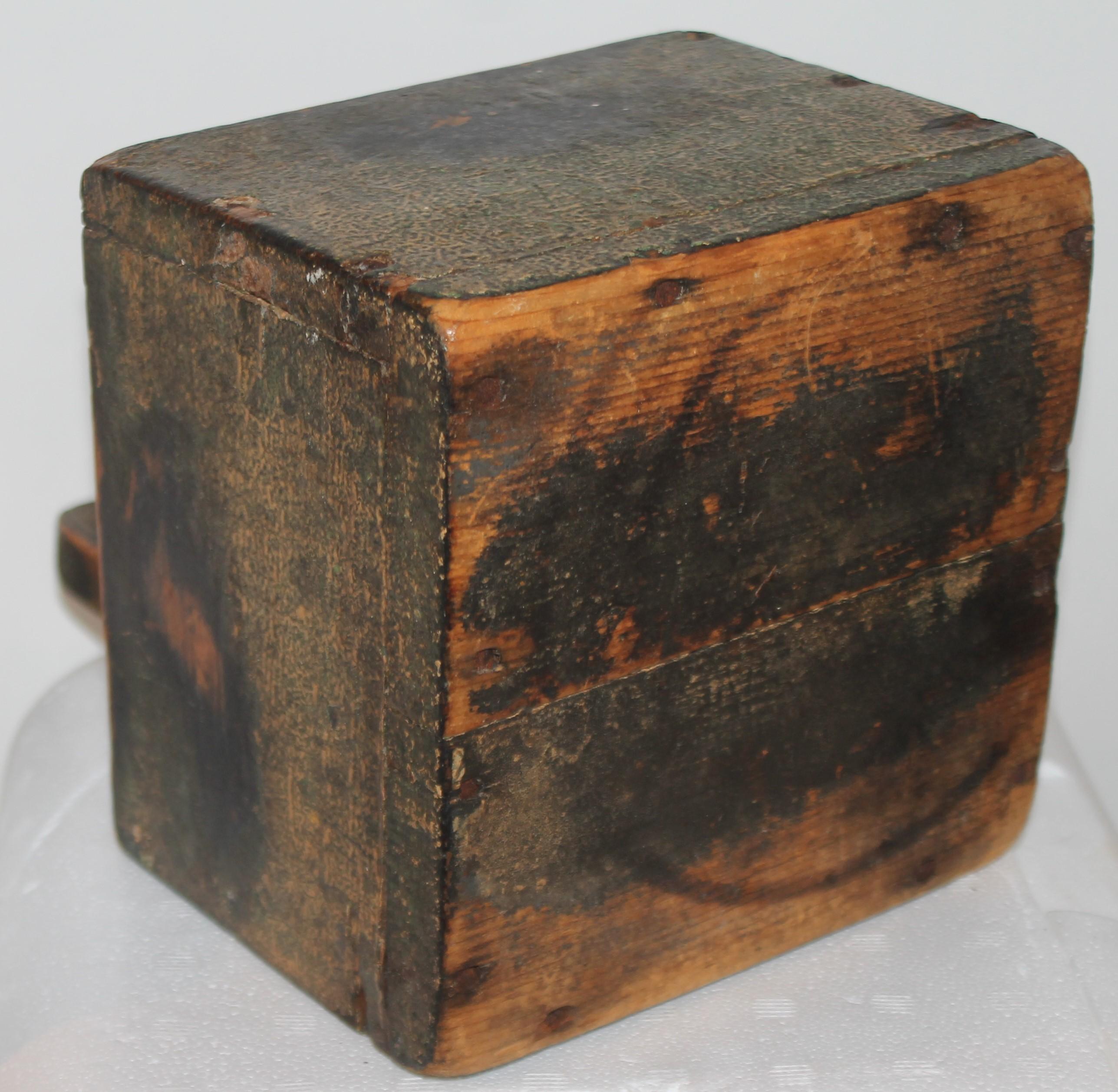 19thc Original Painted Salt Box from Vermont In Good Condition In Los Angeles, CA