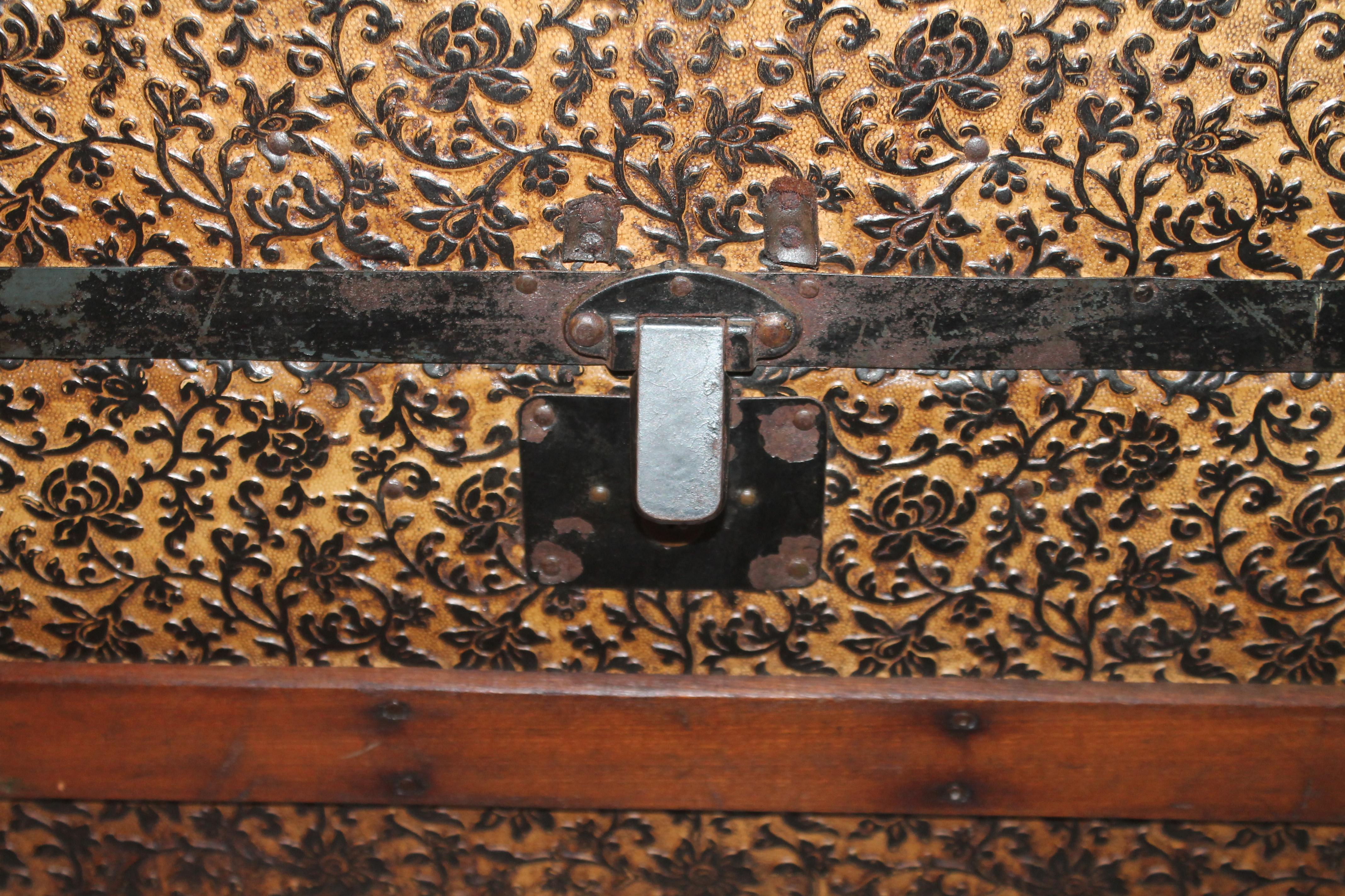19th Century Original Painted Tin and Wood Trunk In Good Condition In Los Angeles, CA