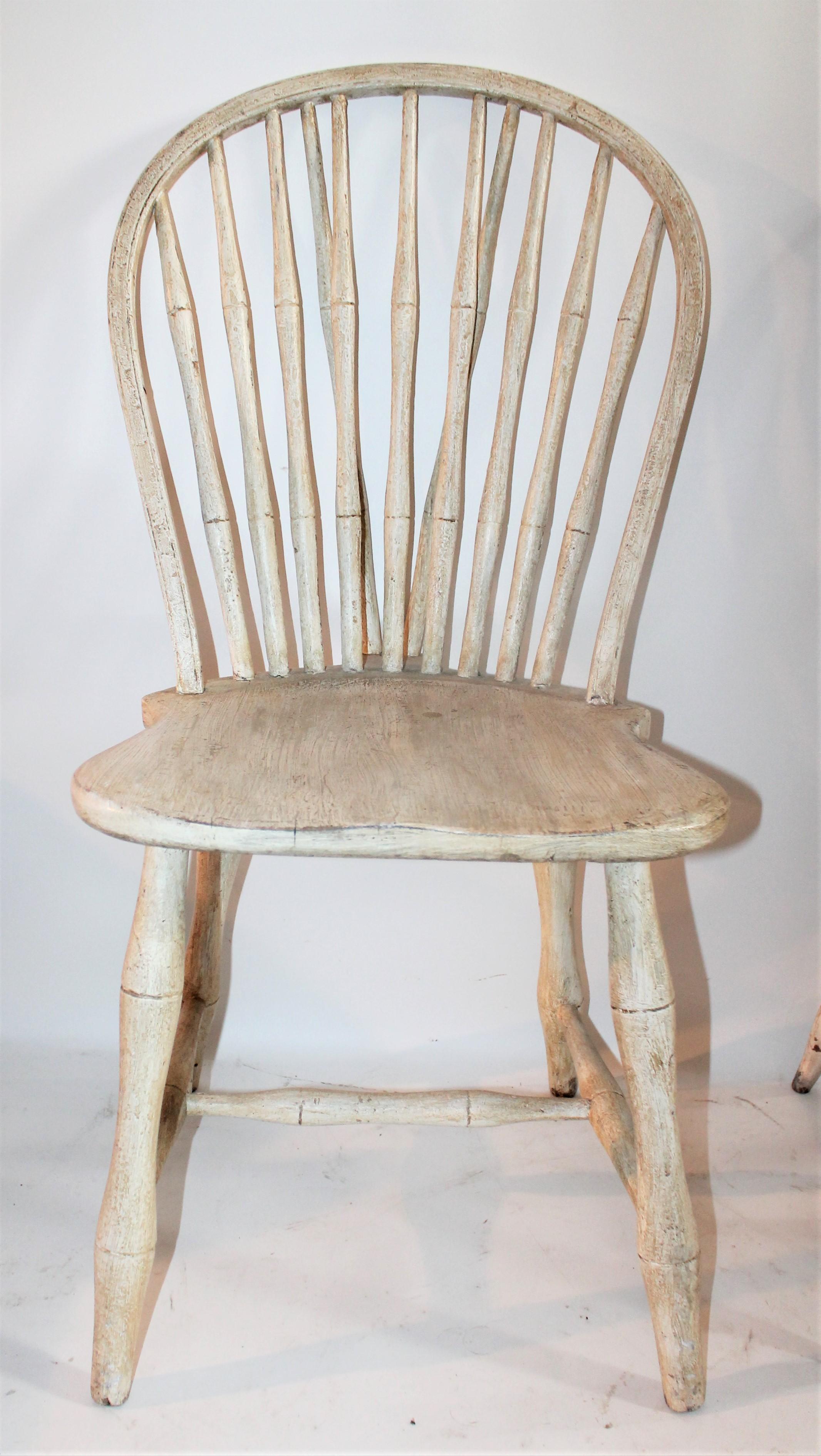 Paire de chaises Windsor accumulées du 19e siècle, peintes d'origine, en surface ancienne. Il s'agit de deux chaises différentes assemblées.