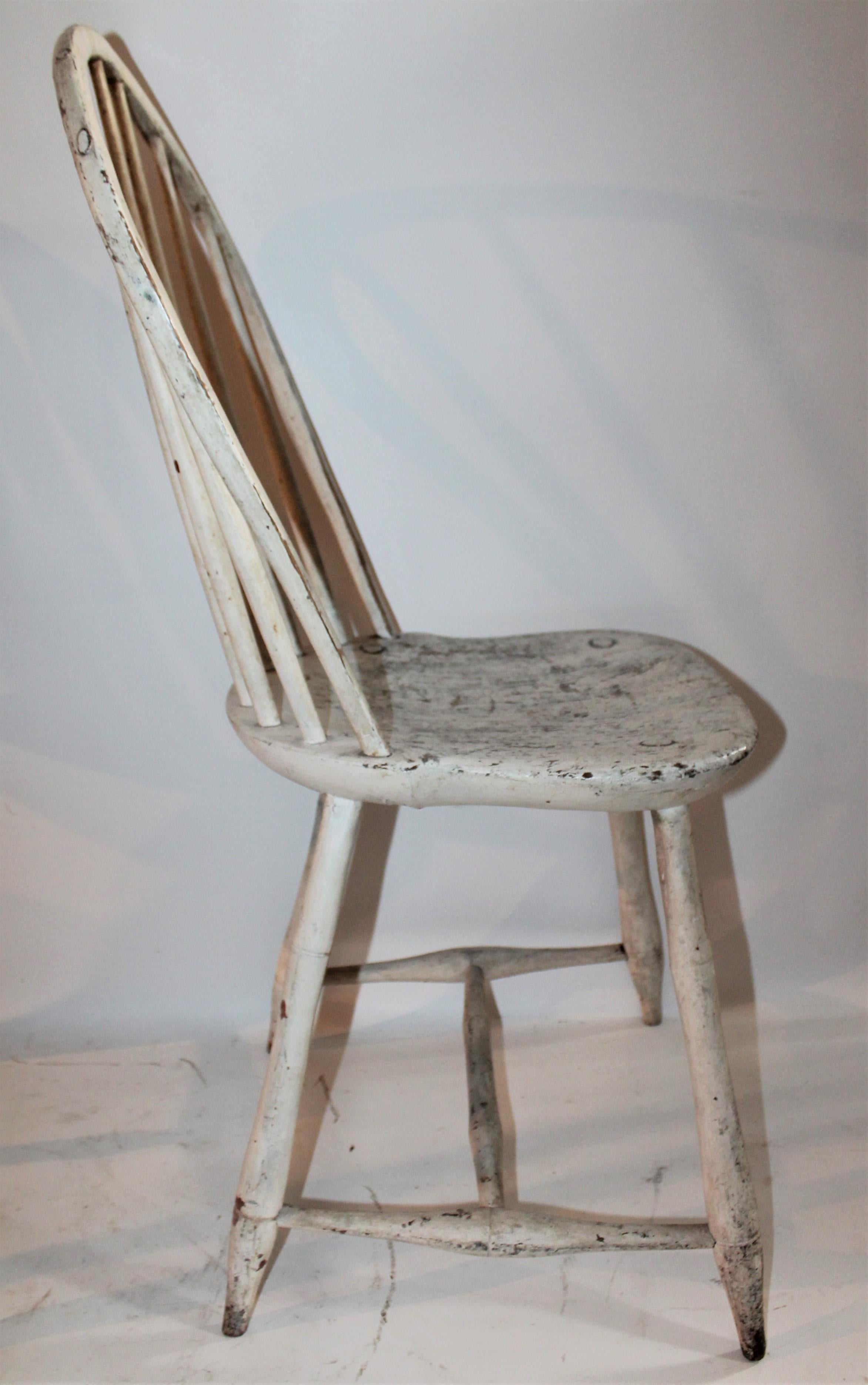 Américain Paire de chaises Windsor originales peintes du 19ème siècle en vente