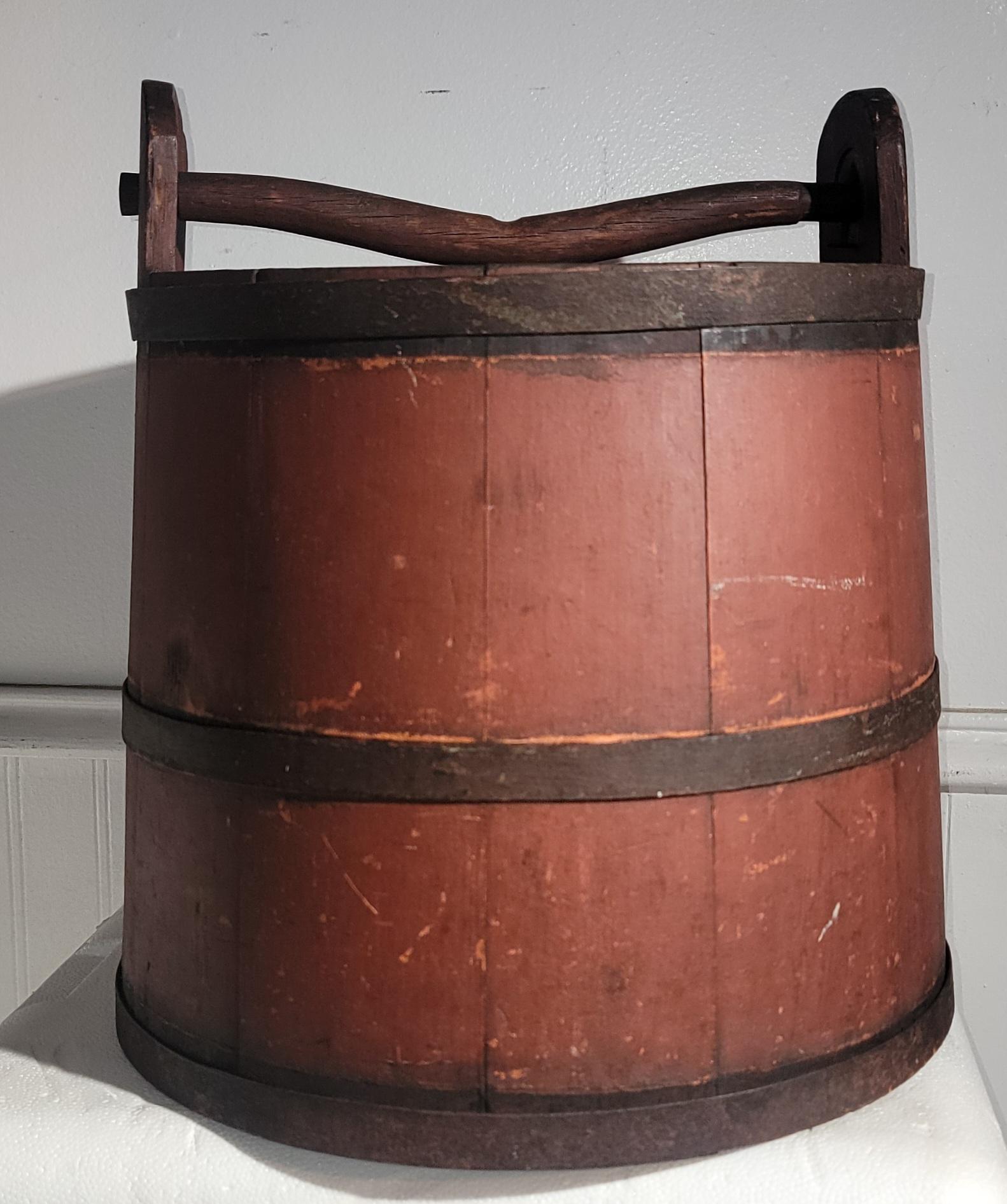 Signé et daté 1848 -WP original water bucket with the original wood handle. Ce seau folklorique fait à la main a des bandes de métal qui le maintiennent serré.