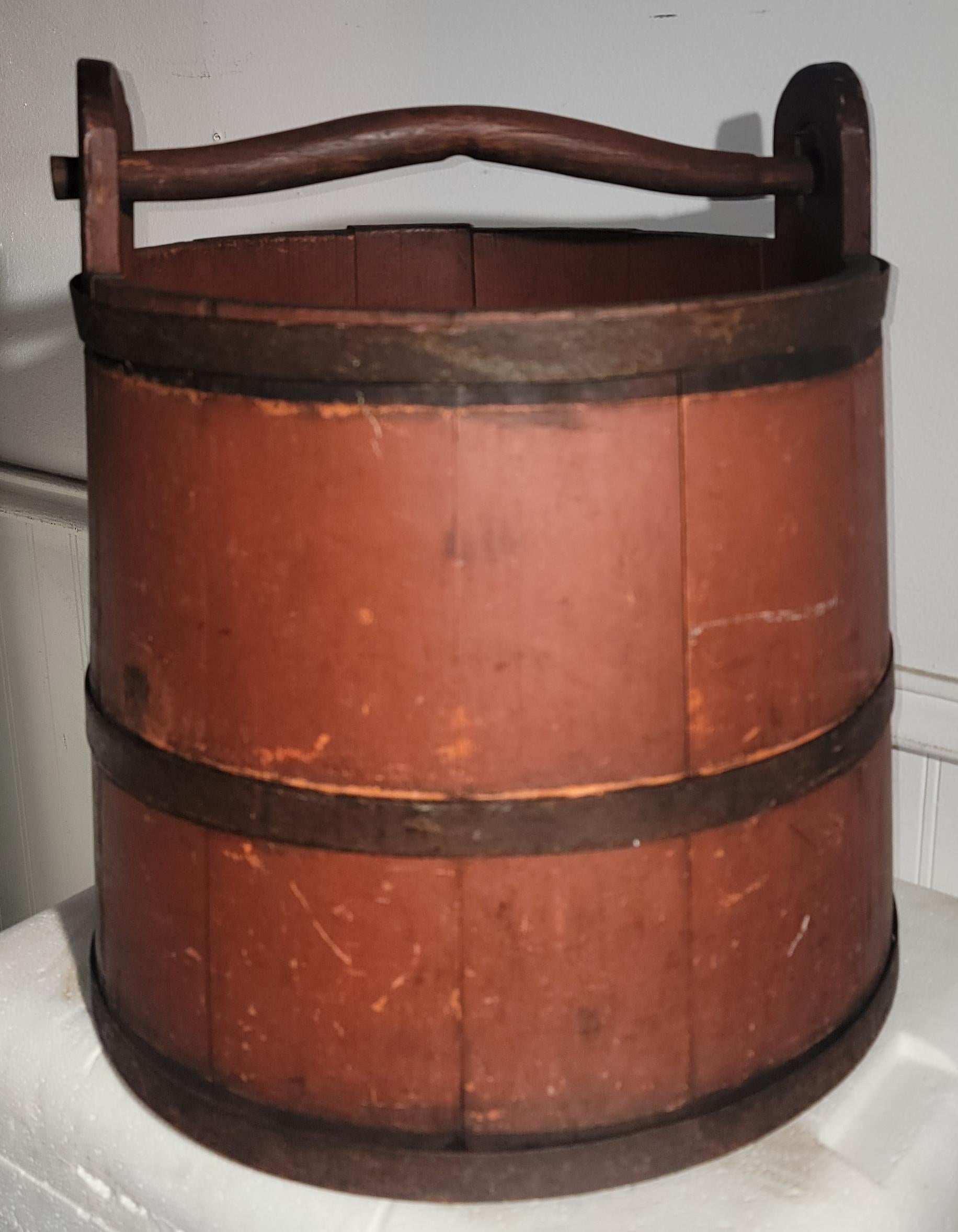 cubo pintado de rojo original del siglo xix con asa