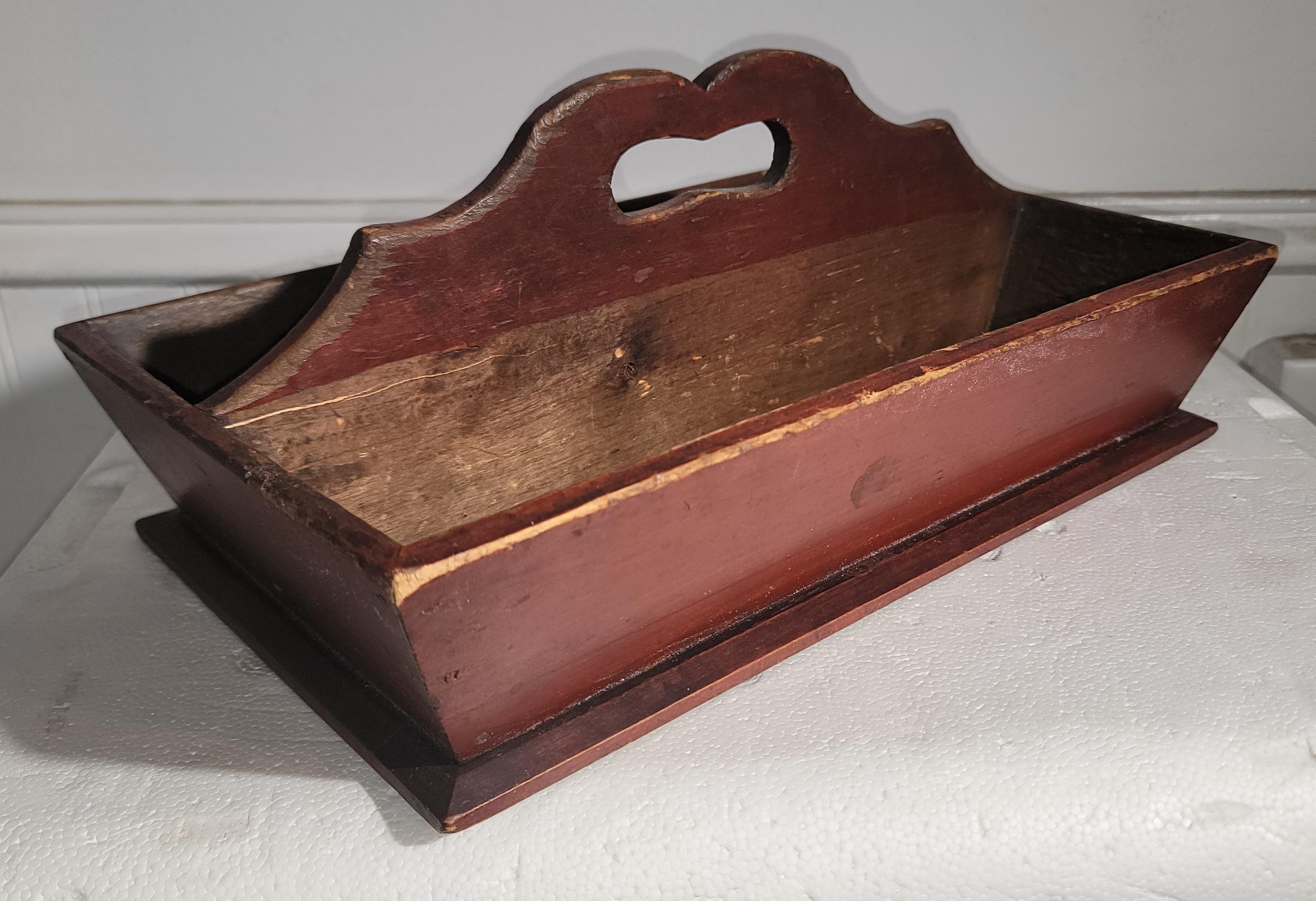 19. Jh. Handgefertigter und bemalter Besteckkasten aus Pennsylvania mit originaler rot bemalter Oberfläche. Der Zustand ist sehr gut und hat eine quadratische Nagelkonstruktion.
