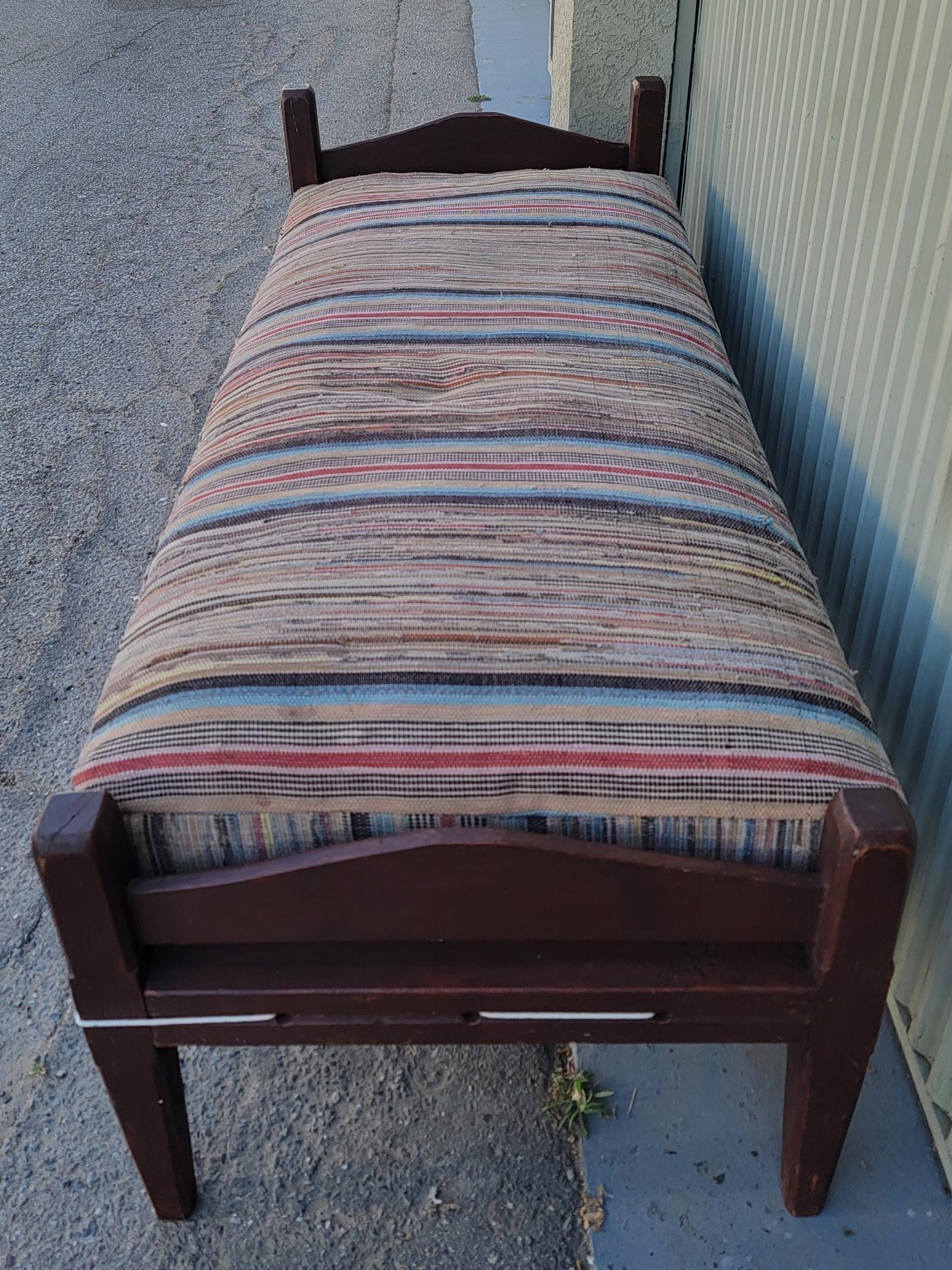 Lit de jour ou mains de louage original du début du 19ème siècle peint en rouge.Le matelas / coussin est un tapis de chiffon de coton du 19ème siècle provenant de Pennsylvanie.Le lit de jour a également été trouvé en Pennsylvanie et est dans son