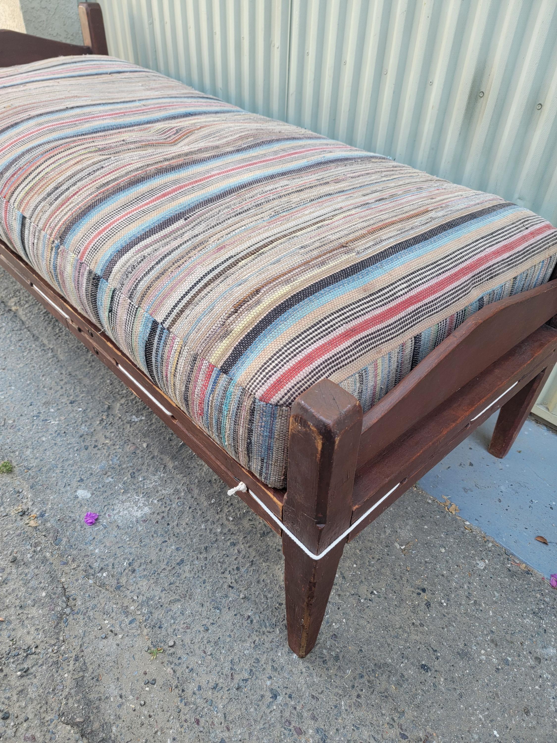 Adirondack Lit de jour original du 19e siècle peint en rouge avec coussin en chiffon en vente