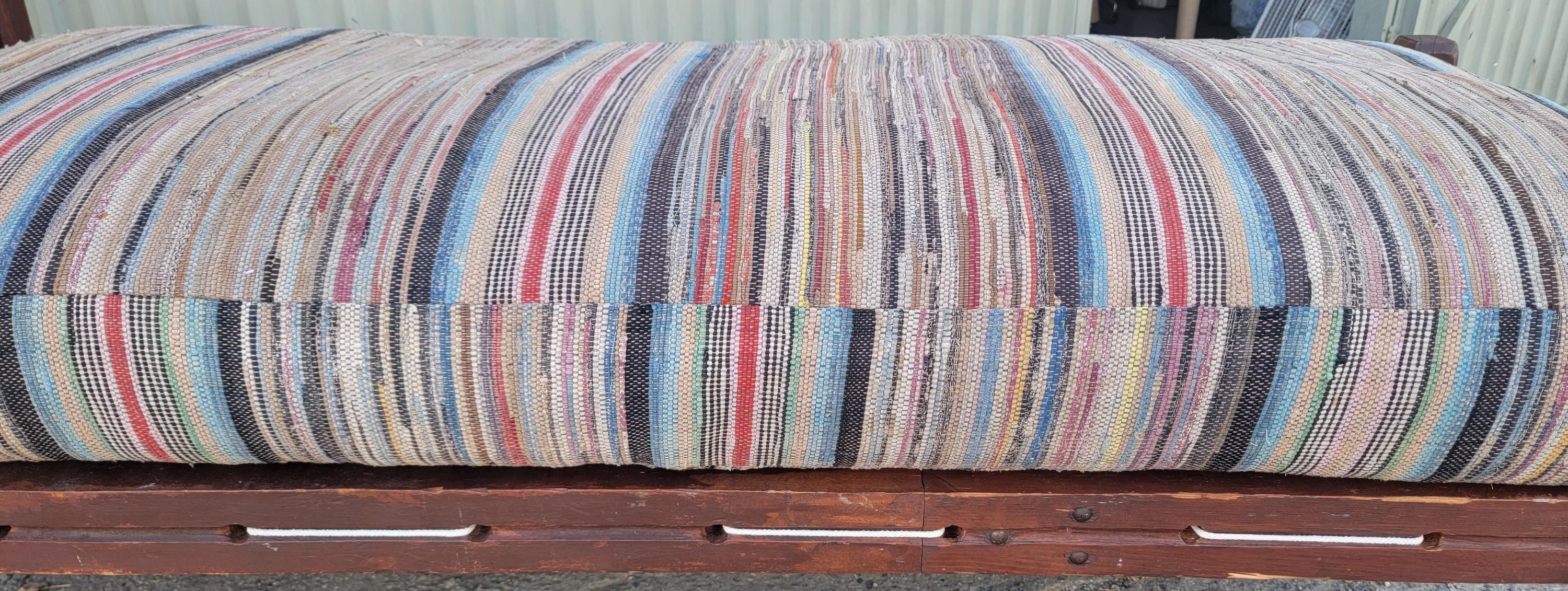 Lit de jour original du 19e siècle peint en rouge avec coussin en chiffon Bon état - En vente à Los Angeles, CA