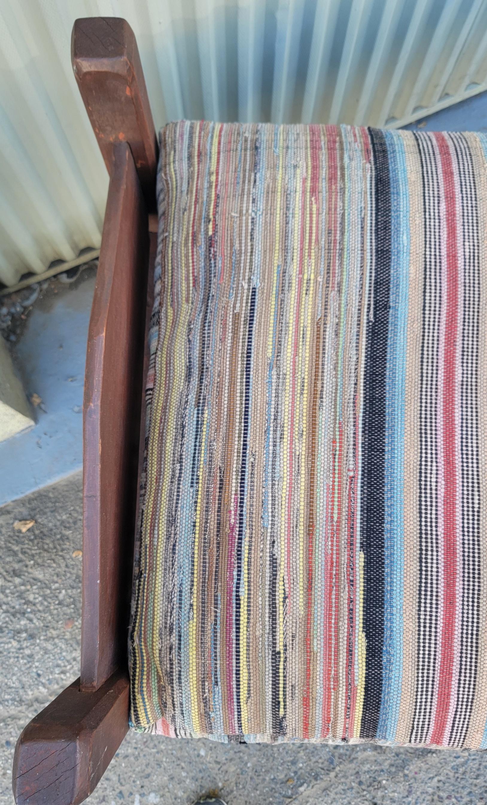 Lit de jour original du 19e siècle peint en rouge avec coussin en chiffon en vente 1