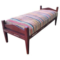 Lit de jour original du 19e siècle peint en rouge avec coussin en chiffon