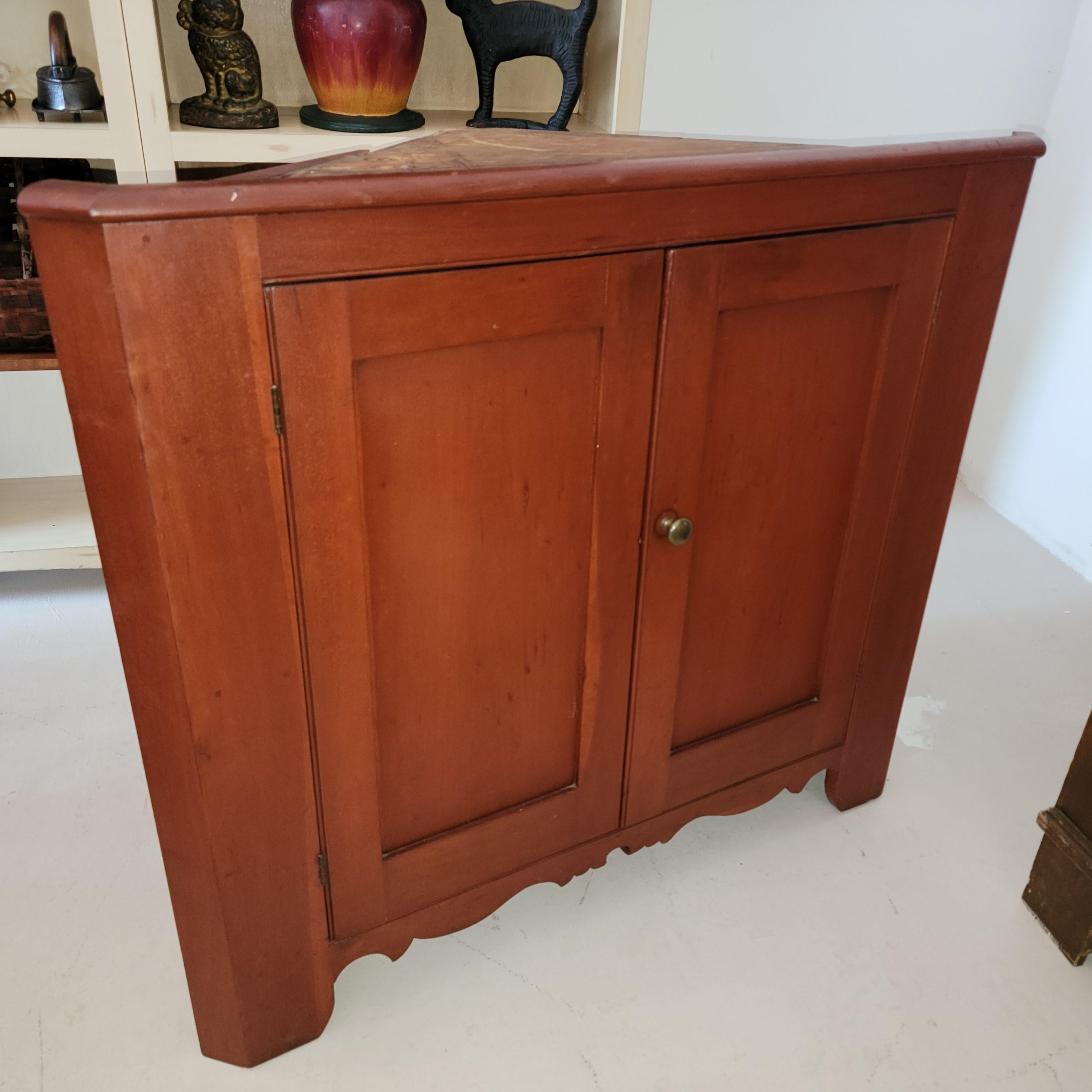 19Thc Original Pintado de Rojo Pa. Armario esquinero de dos piezas Adirondack en venta