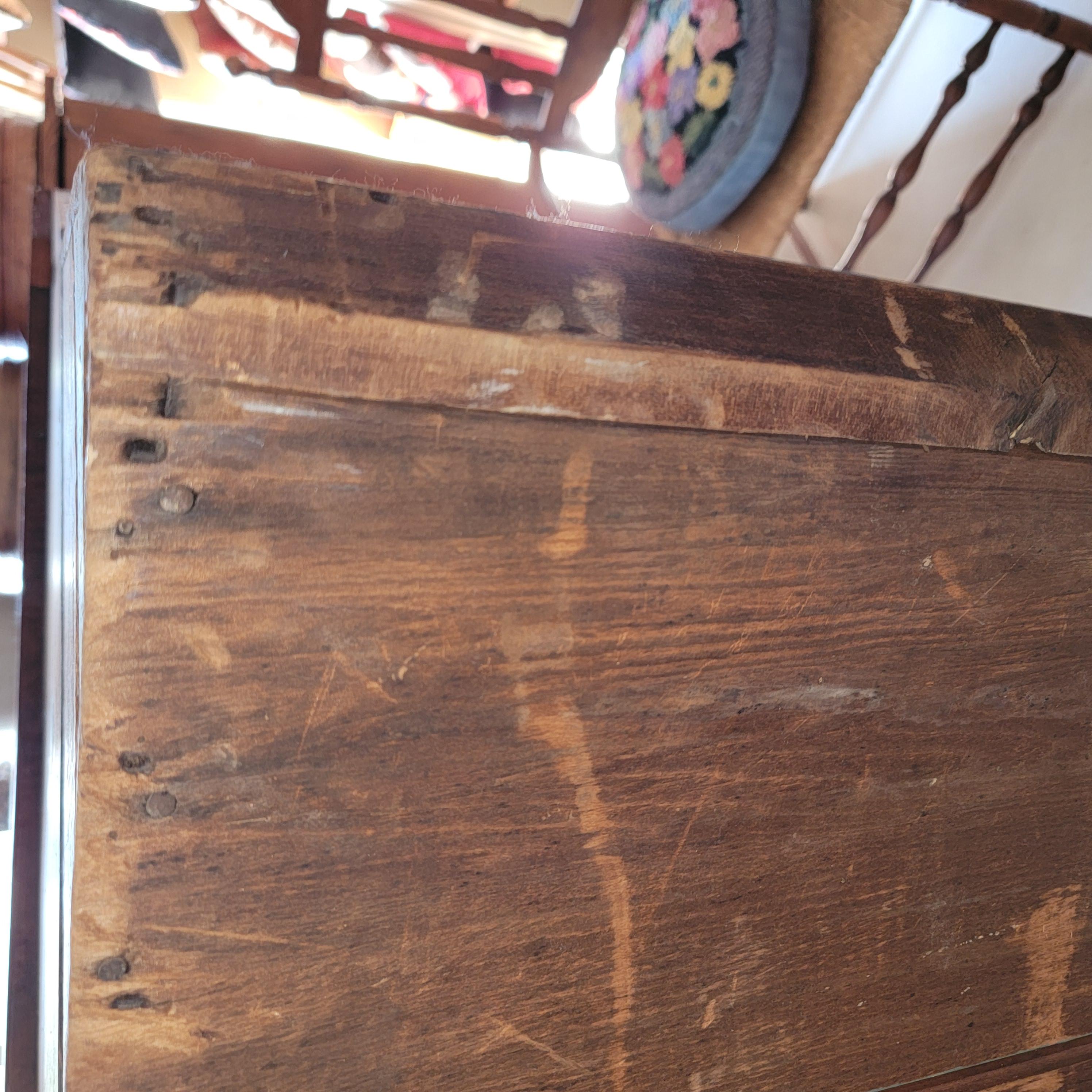 19Thc Original Pintado de Rojo Pa. Armario esquinero de dos piezas Estadounidense en venta