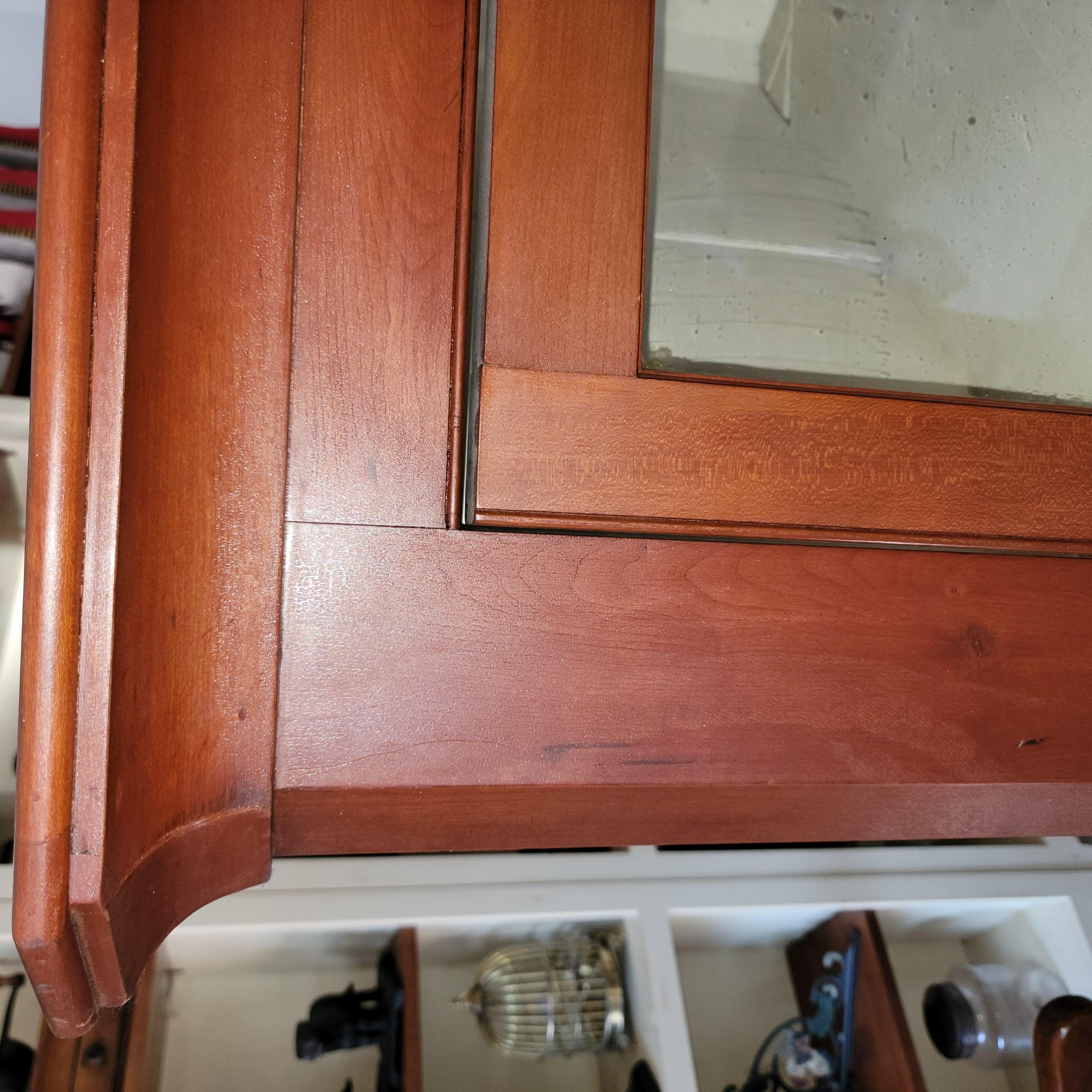 19Thc Original Pintado de Rojo Pa. Armario esquinero de dos piezas Pintado a mano en venta