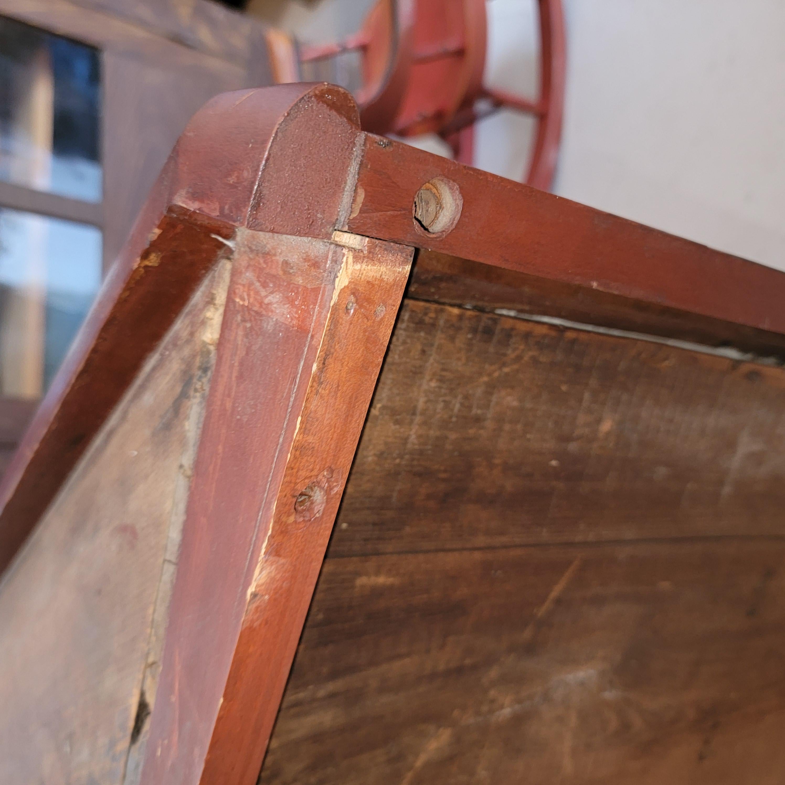 19Thc Original Pintado de Rojo Pa. Armario esquinero de dos piezas en venta 1