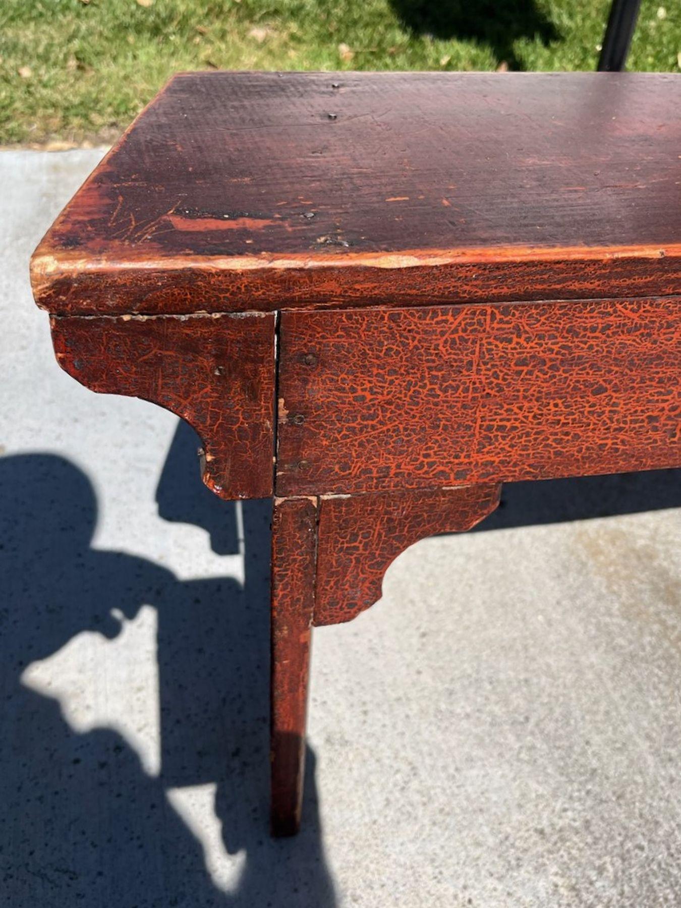 Banco redondeado pintado de rojo original del siglo XIX en venta 2