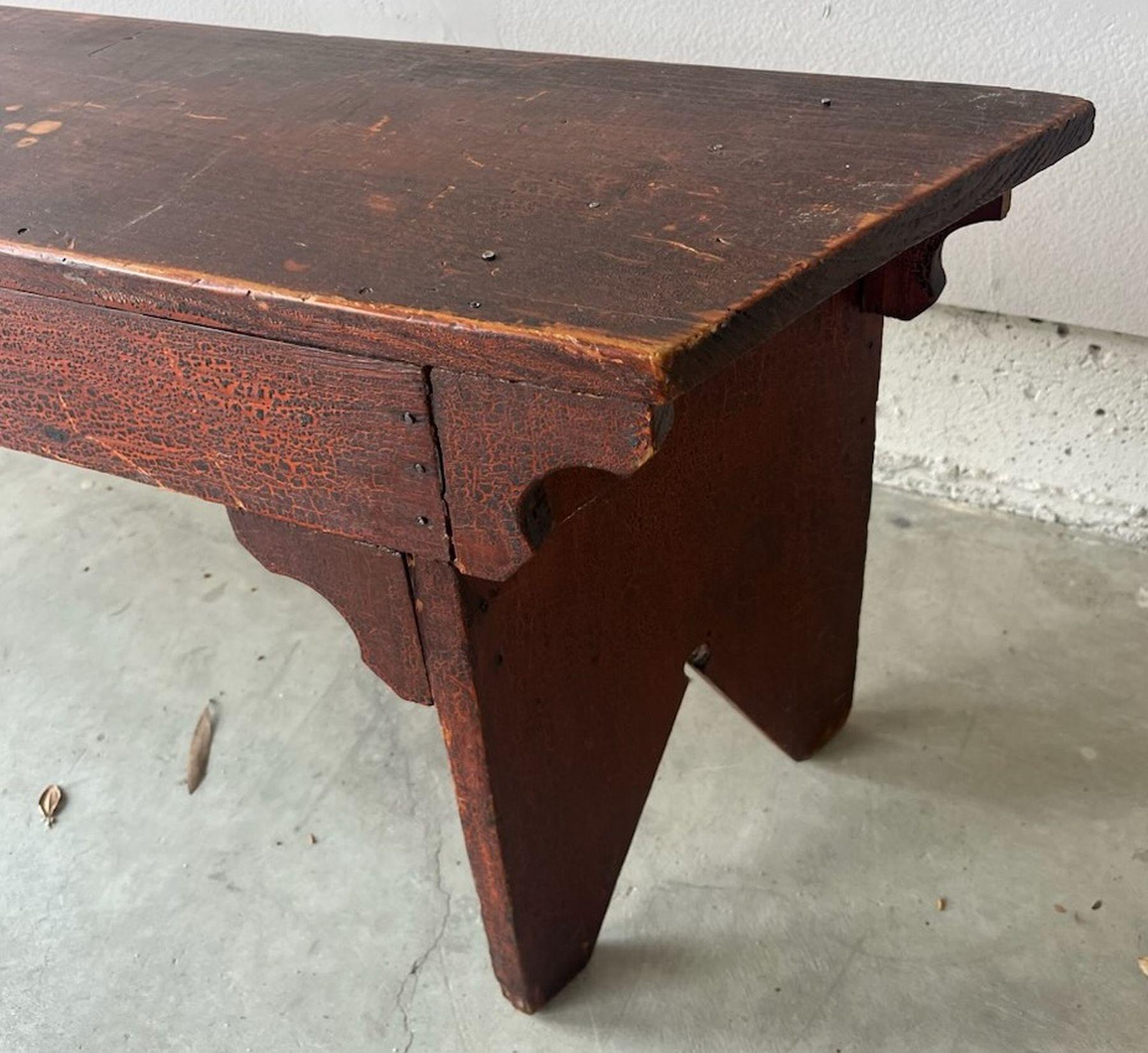 Banco redondeado pintado de rojo original del siglo XIX Adirondack en venta