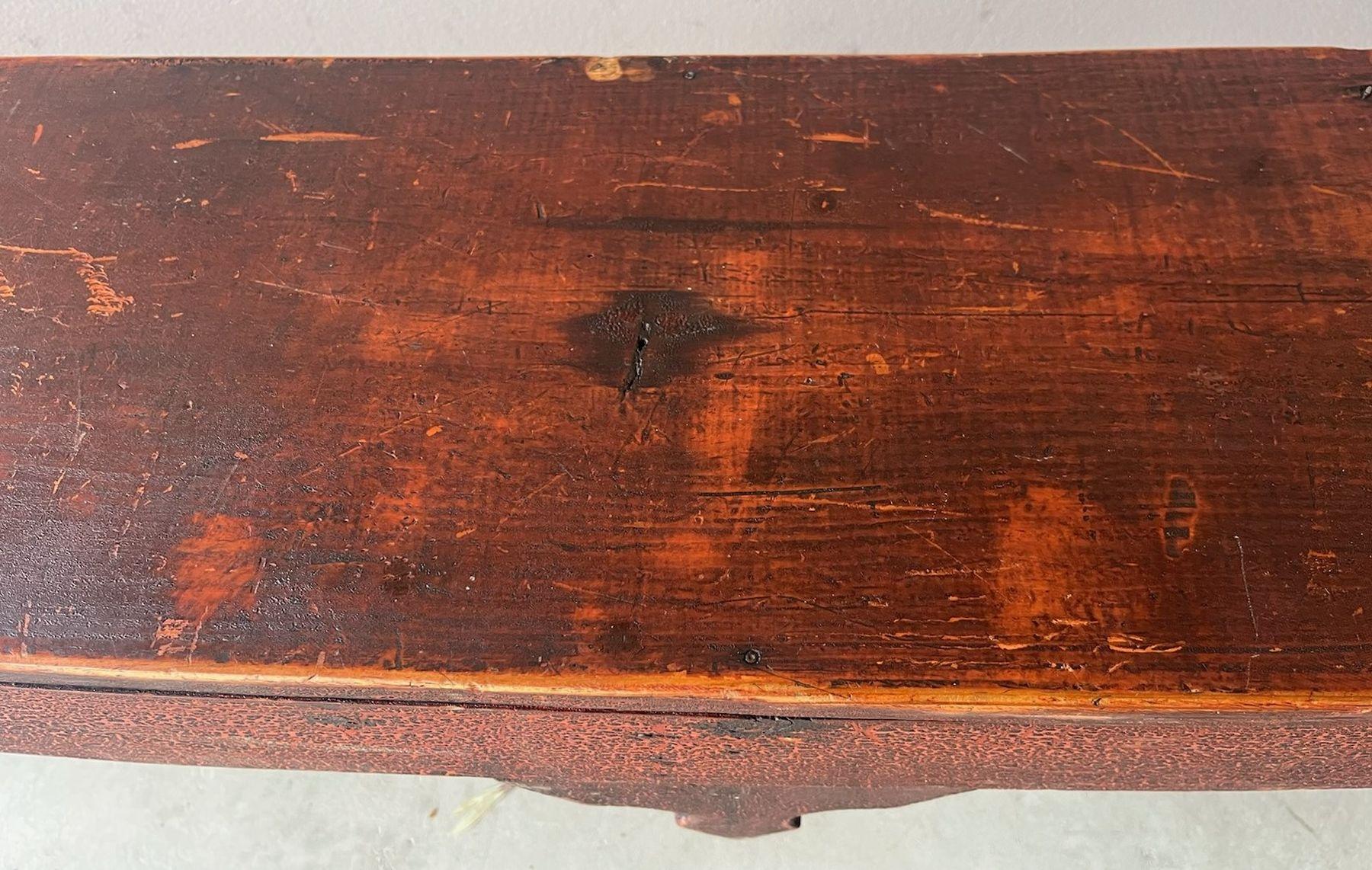 Banco redondeado pintado de rojo original del siglo XIX Estadounidense en venta