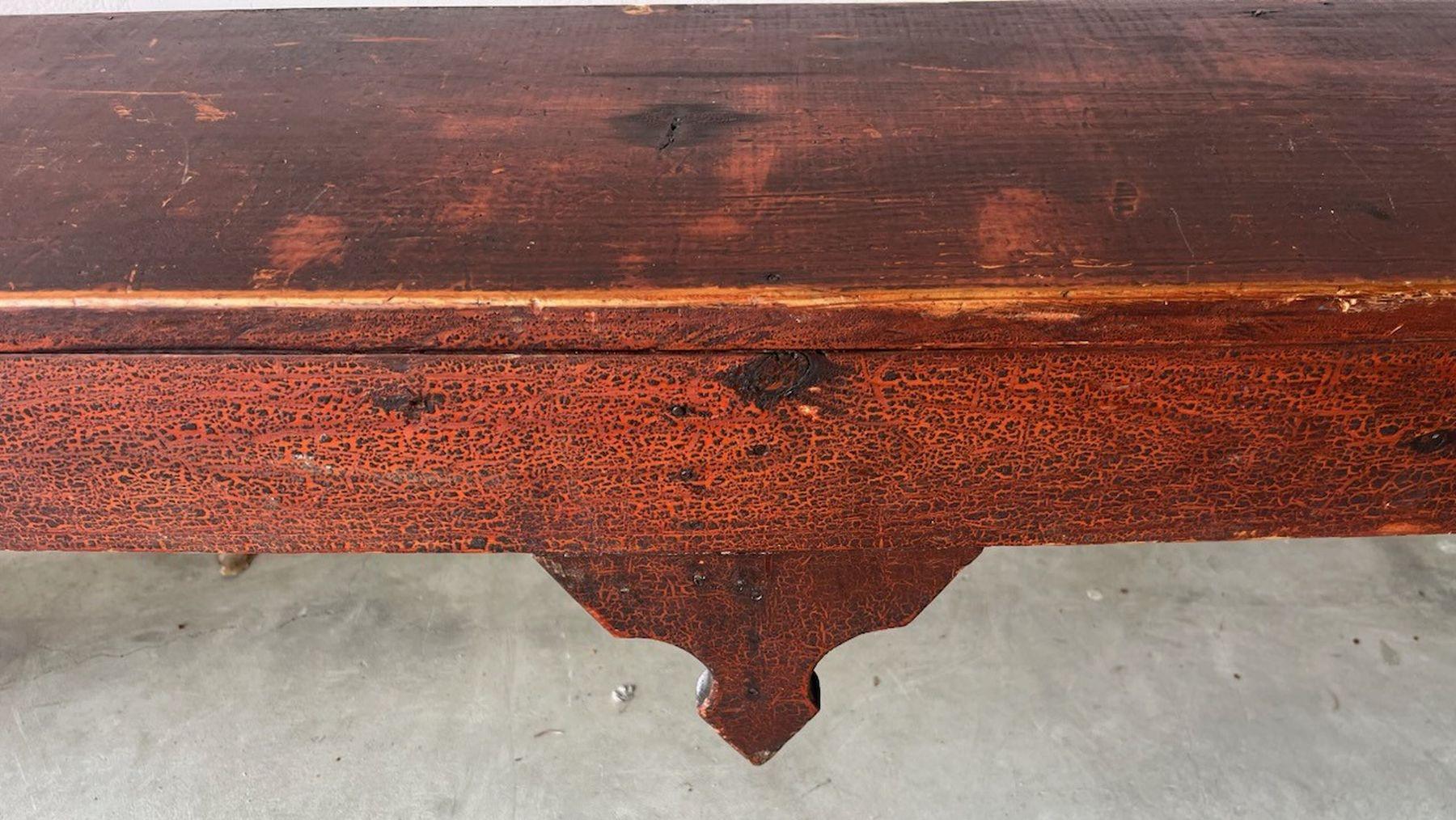 Banco redondeado pintado de rojo original del siglo XIX Tejido a mano en venta