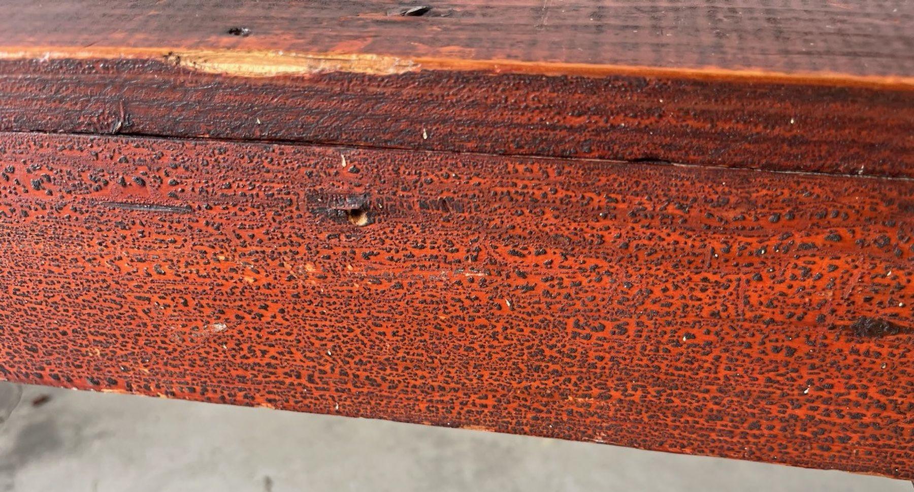 Banco redondeado pintado de rojo original del siglo XIX en Bueno estado para la venta en Los Angeles, CA
