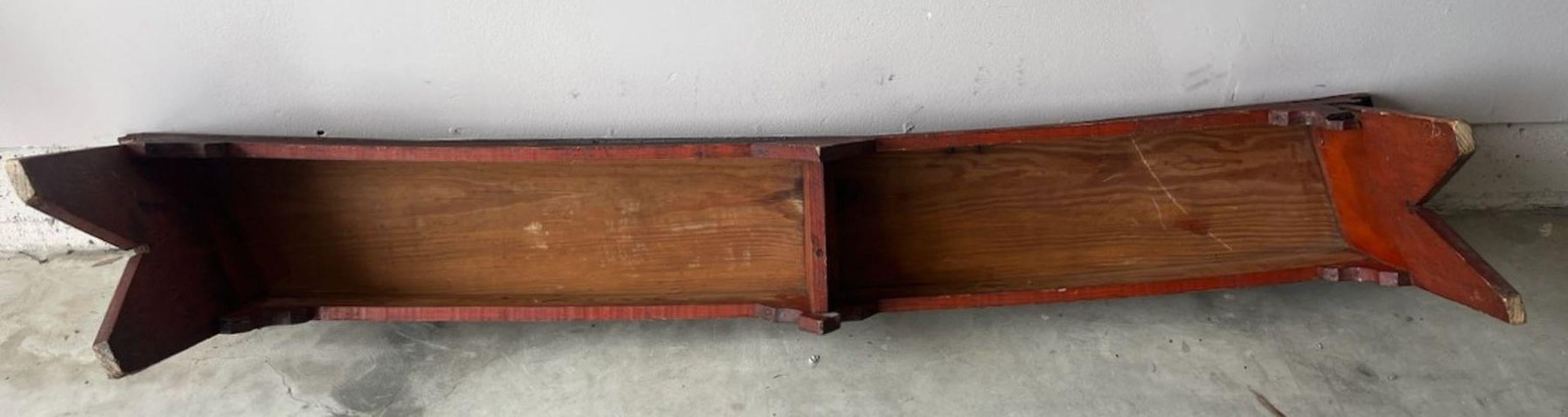 Banco redondeado pintado de rojo original del siglo XIX Fines del siglo XIX en venta