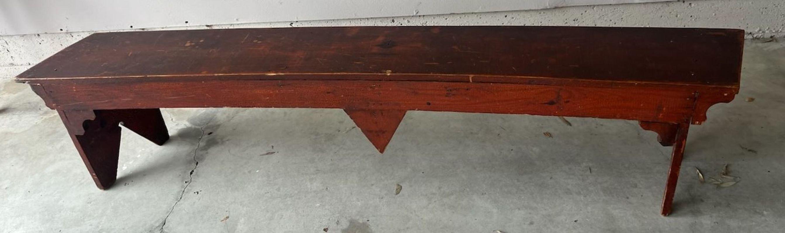 Banco redondeado pintado de rojo original del siglo XIX Madera en venta