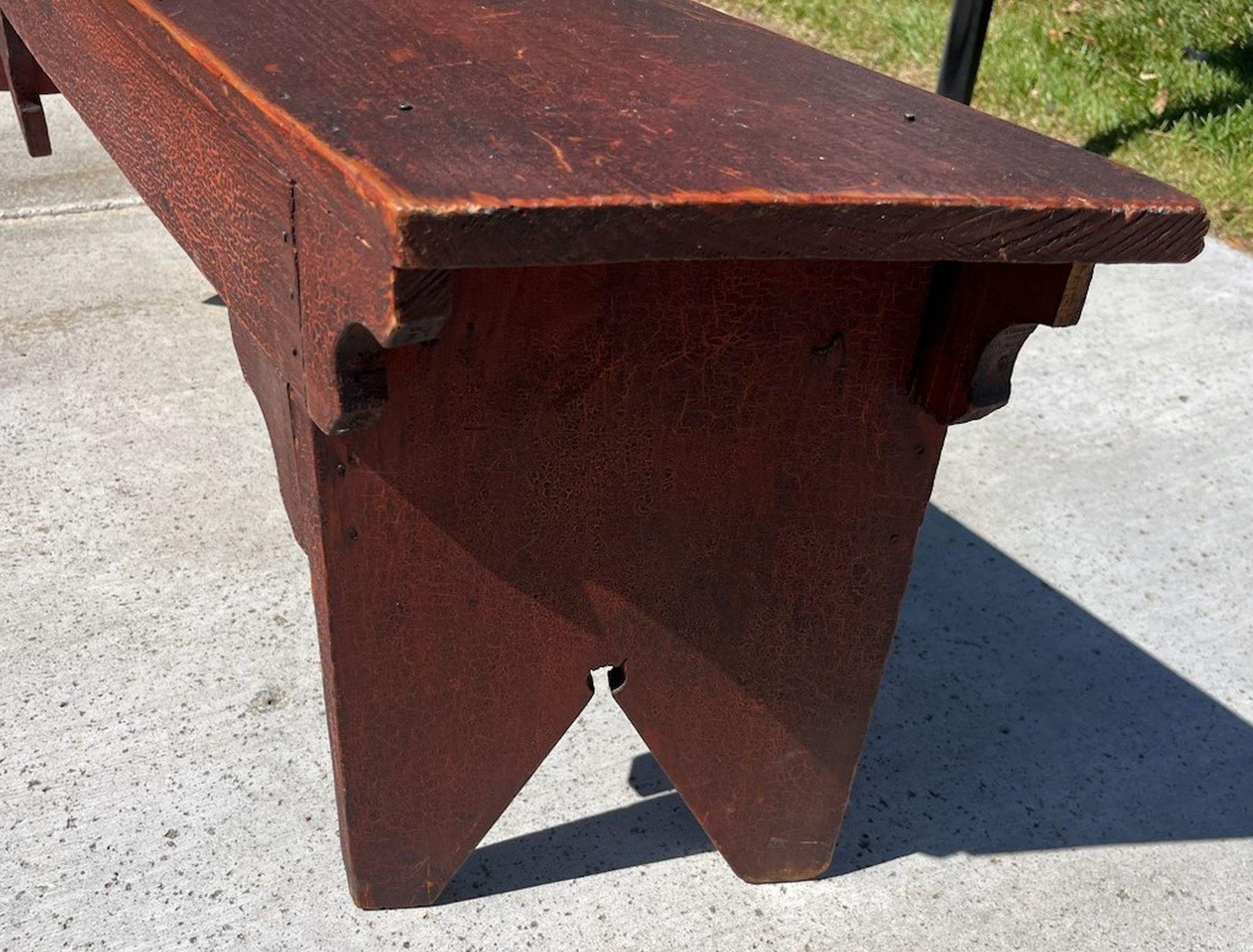Banco redondeado pintado de rojo original del siglo XIX en venta 1