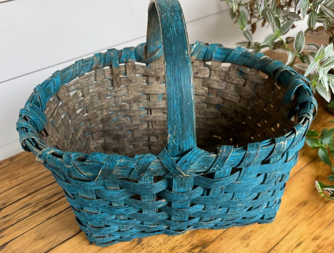 This 19 thc original robin egg blue painted basket comes for a fifty year old folk art collection.The condition is very good with a tiny minor break on the band.
Such an amazing shade of blue !
A great addition to any folk art or Americana