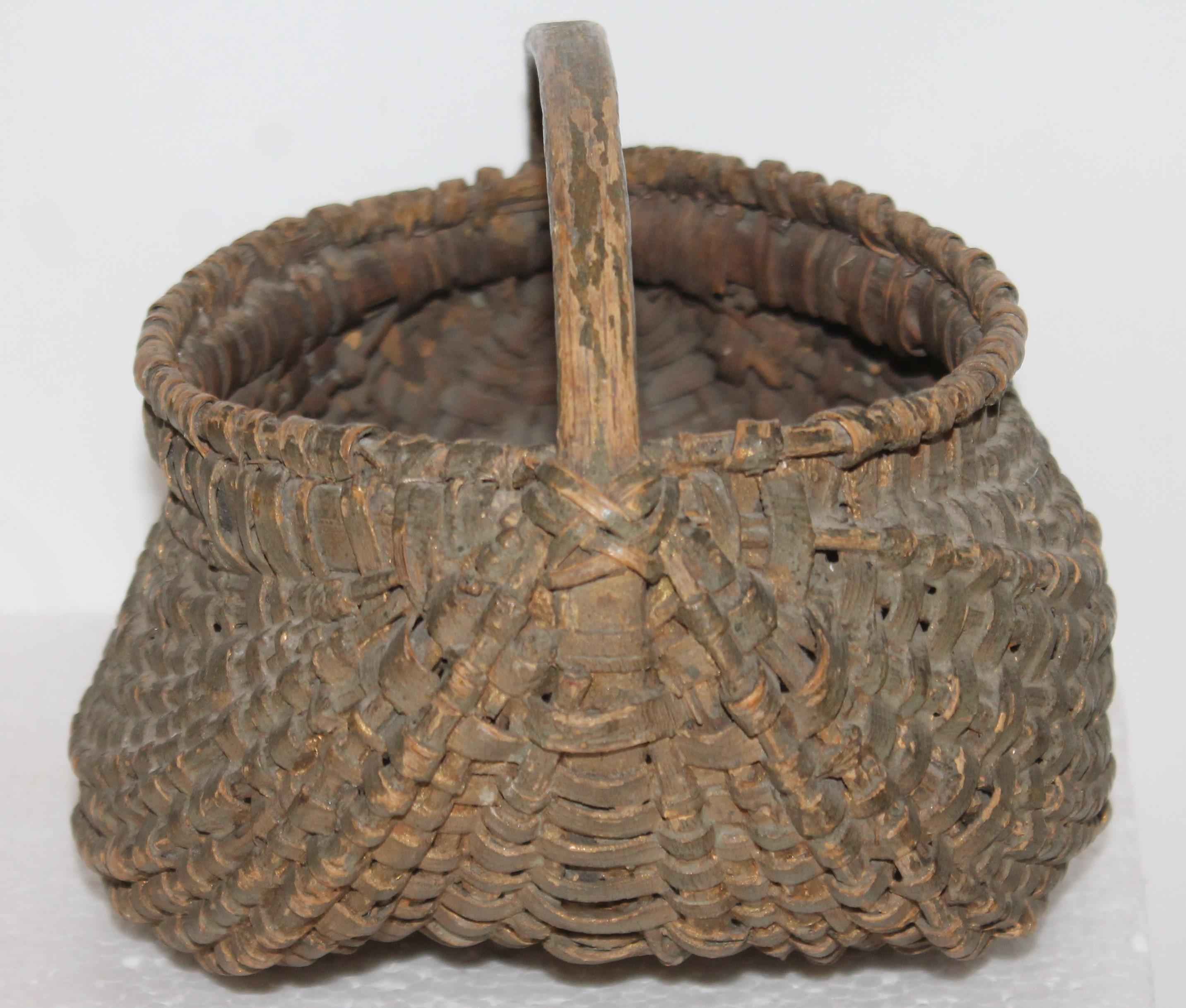 This fine original sage green hiney basket is in pristine condition. This early beauty has old gilded on the base. Buttocks basket Measures -
7 deep x 8 wide x 6 high. The condition is very good.
  