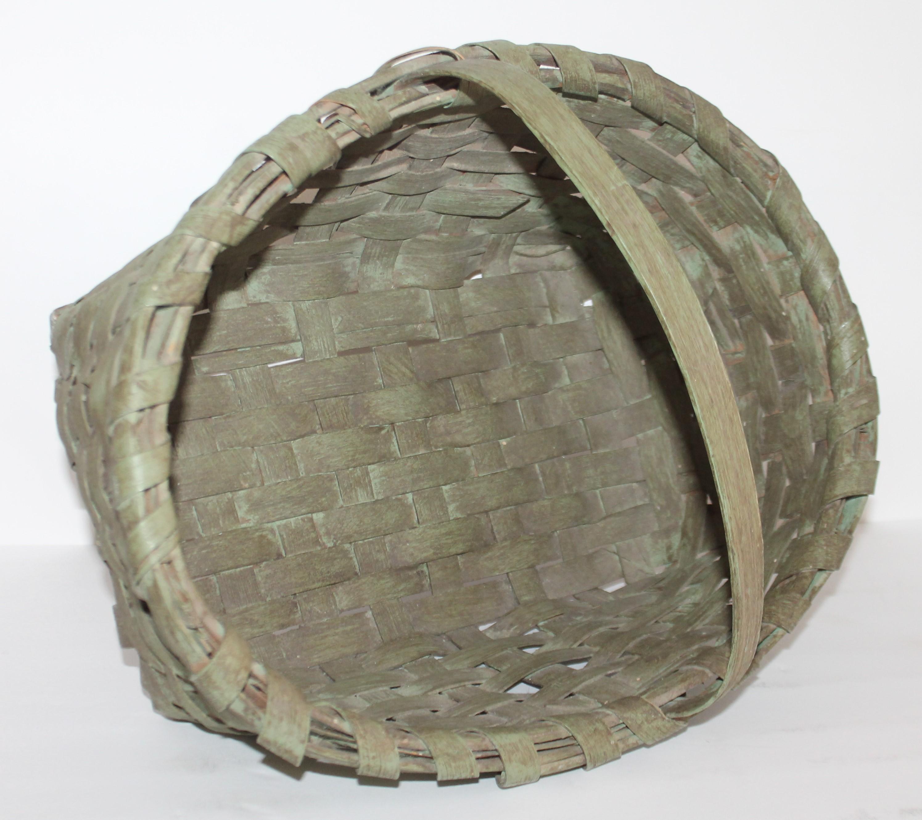 Stile Adirondack Cesto originale del XIX secolo dipinto in verde salvia in vendita
