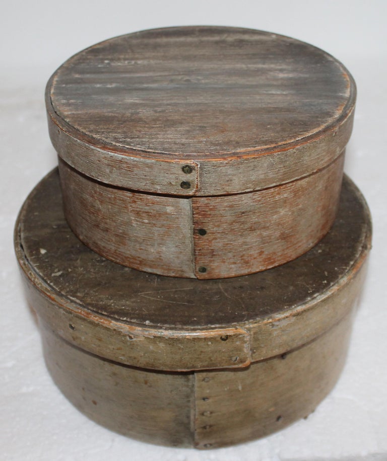 This pair of sage green pantry boxes have a nice patina and in good condition. Found in New England. 

Larger pantry box measures -
8 x 4 
Smaller pantry box measures -
6.5 x 3.