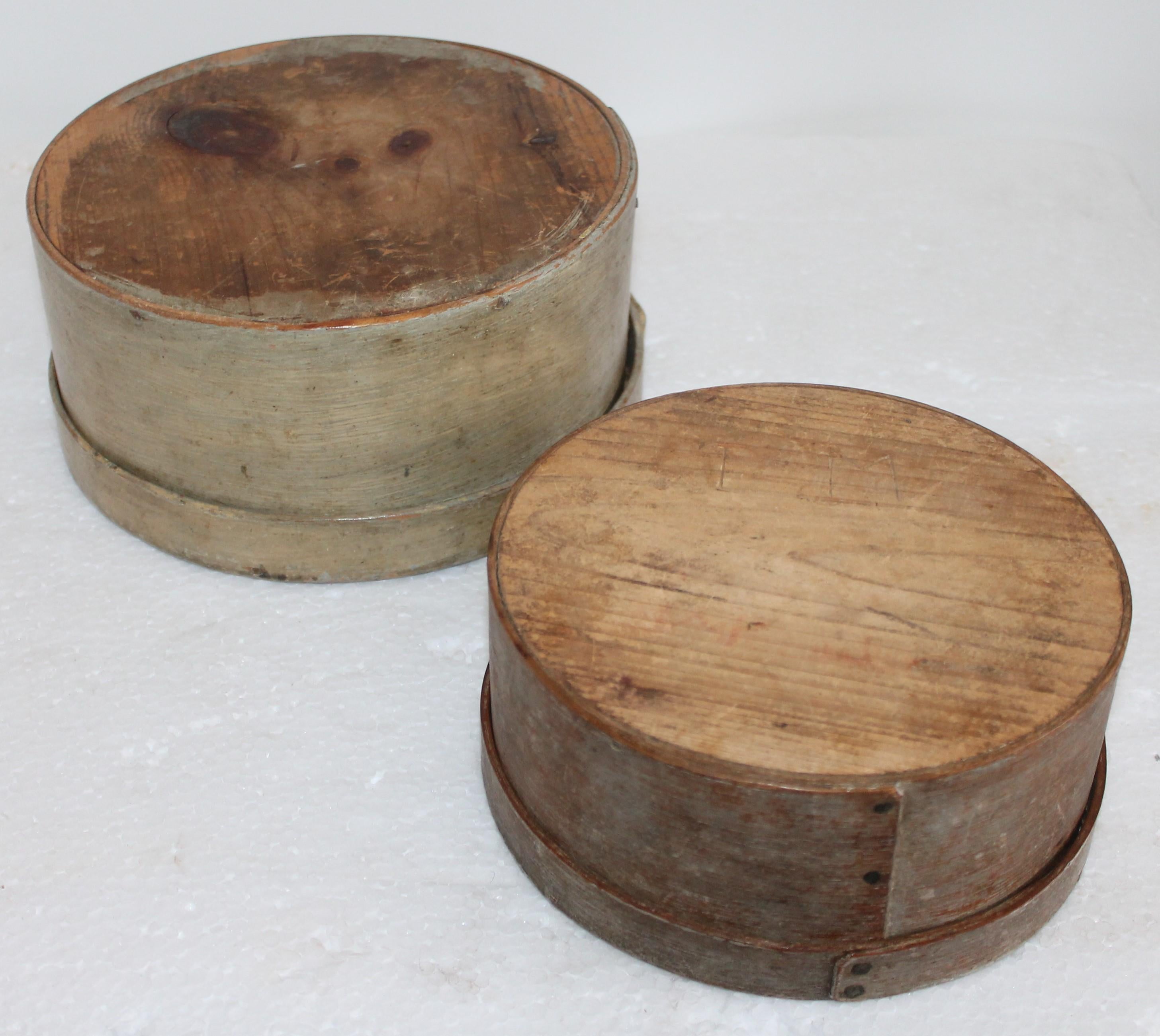 Paar original salbeigrün bemalte Speisekammerschachteln aus dem 19. Jahrhundert im Angebot 2