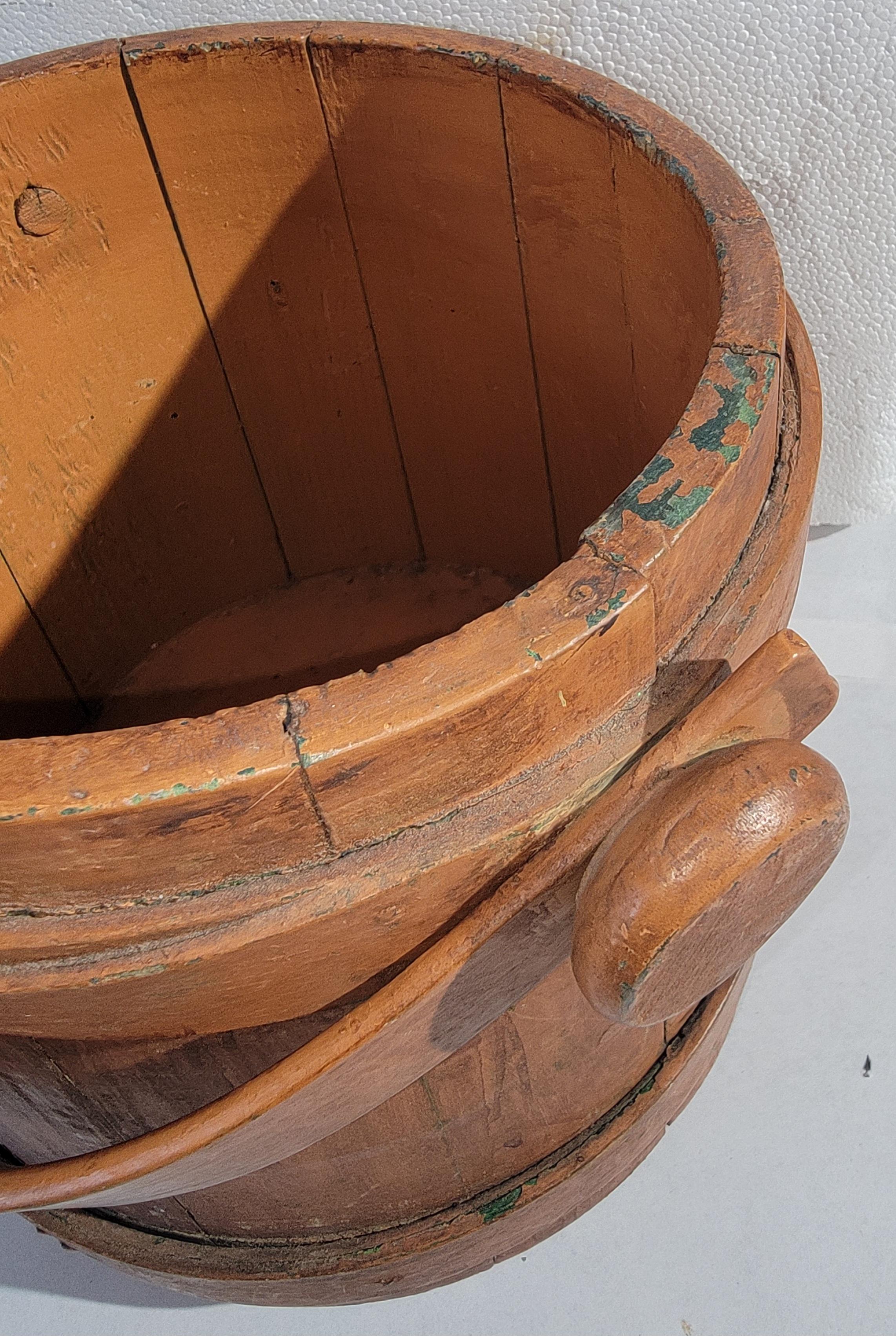 19Thc Original Salmon Over Green Painted Furkin/Bucket In Good Condition For Sale In Los Angeles, CA