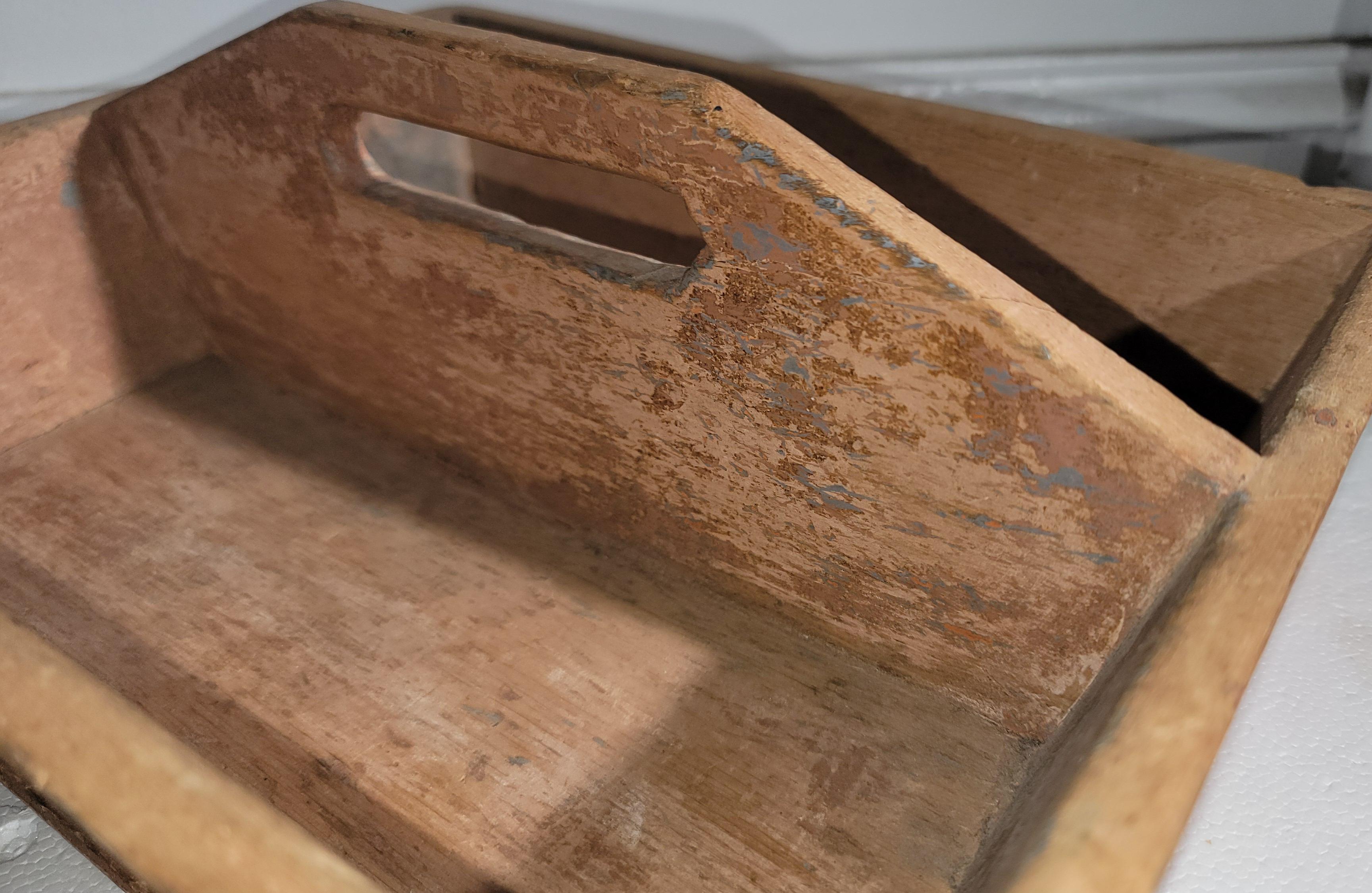 19ème siècle Couverts originaux peints au saumon  / boîte à couteaux en bon état. Poignée très bien coupée.