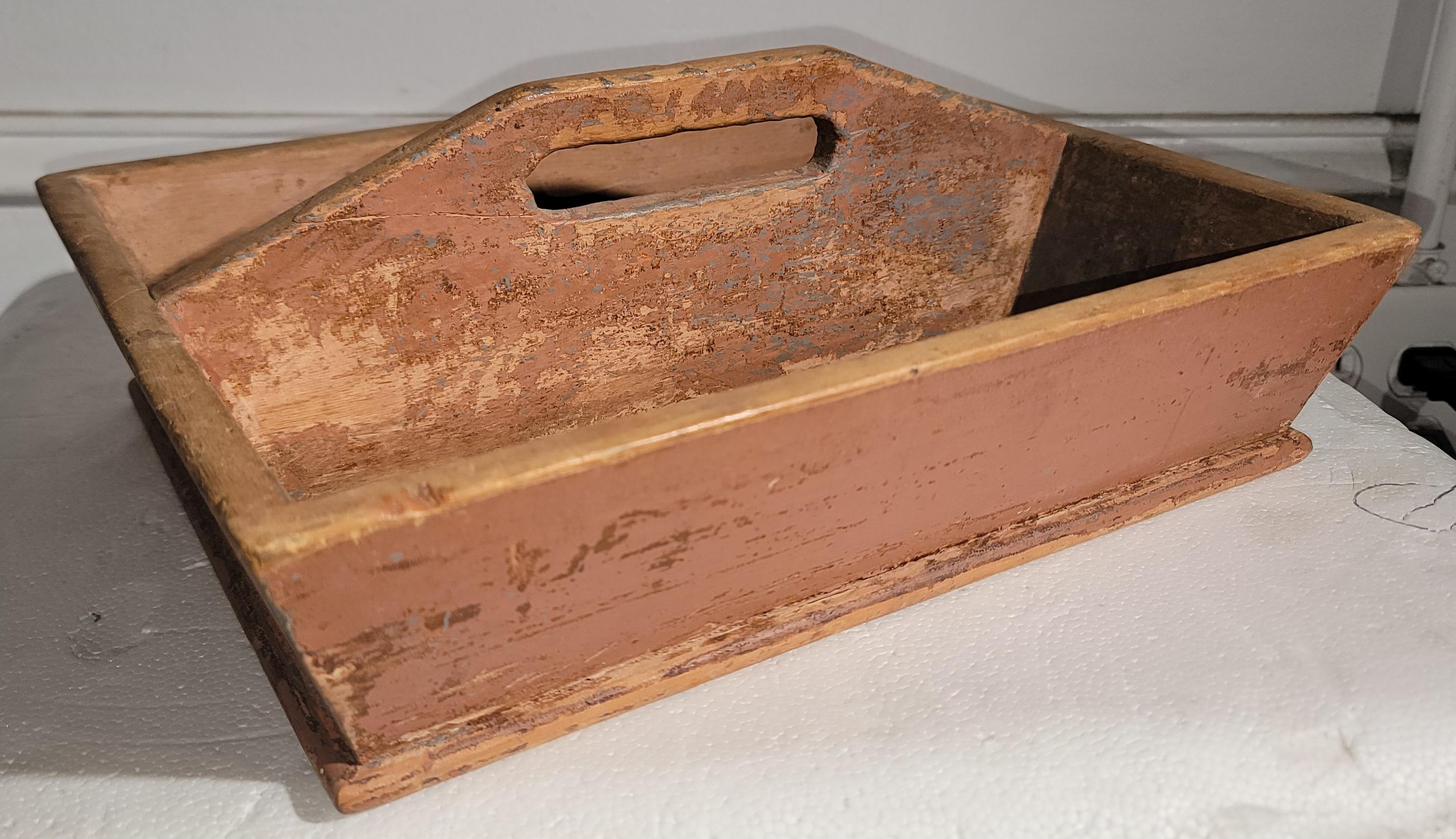 Bois Coutellerie originale peinte au saumon du 19ème siècle (boîte à couteaux) en vente