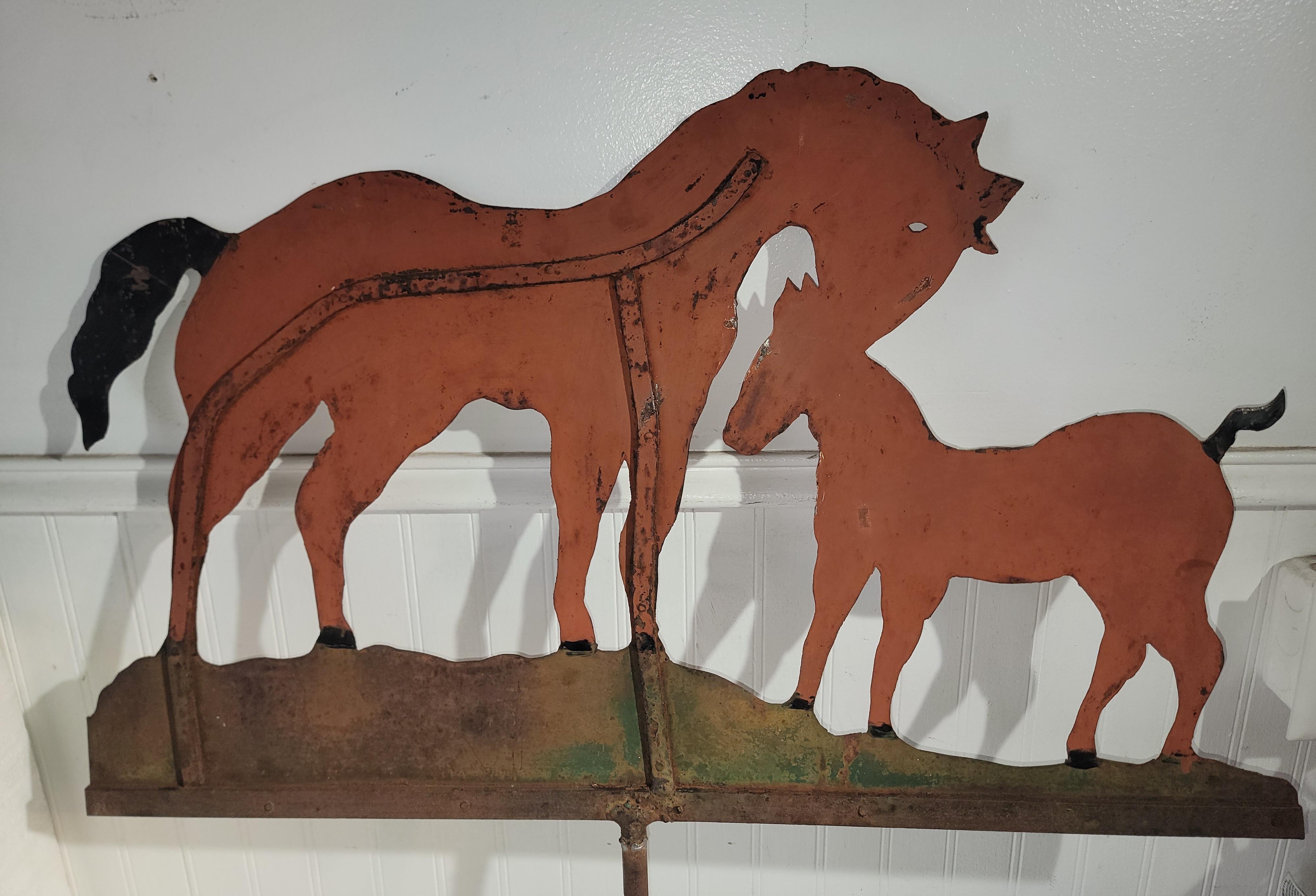 19Thc  Original Salmon Painted Double Horse  Iron Weather Vane (amerikanisch) im Angebot