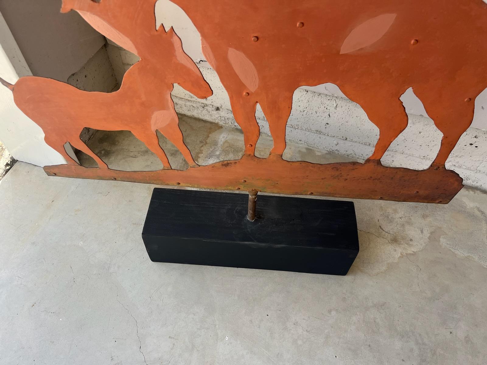 19Thc  Original Salmon Painted Double Horse  Iron Weather Vane Estadounidense en venta