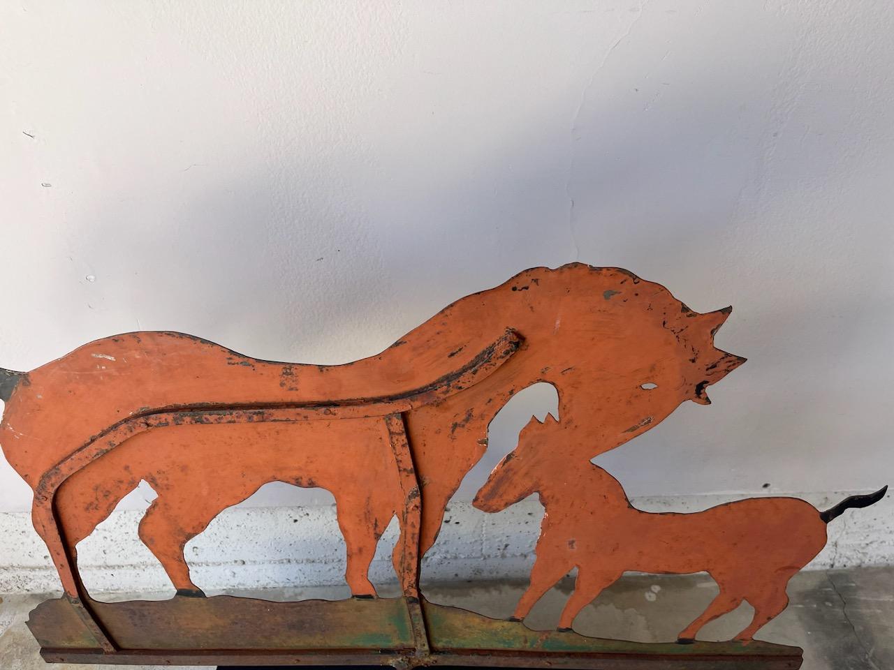 19Thc  Original Salmon Painted Double Horse  Iron Weather Vane en Bueno estado para la venta en Los Angeles, CA