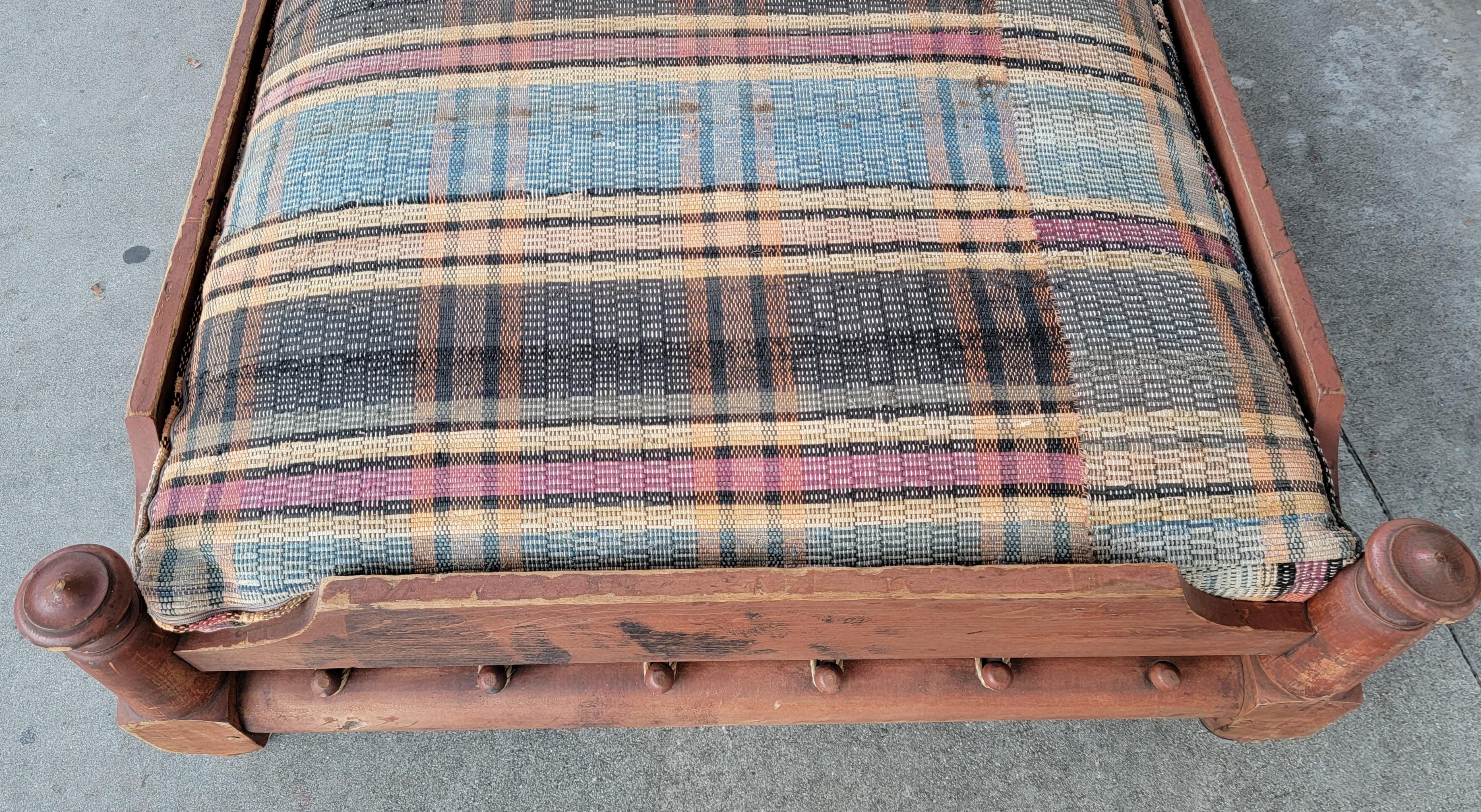 Originales lachsfarbenes Trendle-Bett mit Rag-Teppich-Kissen aus dem 19. Jahrhundert (Adirondack) im Angebot