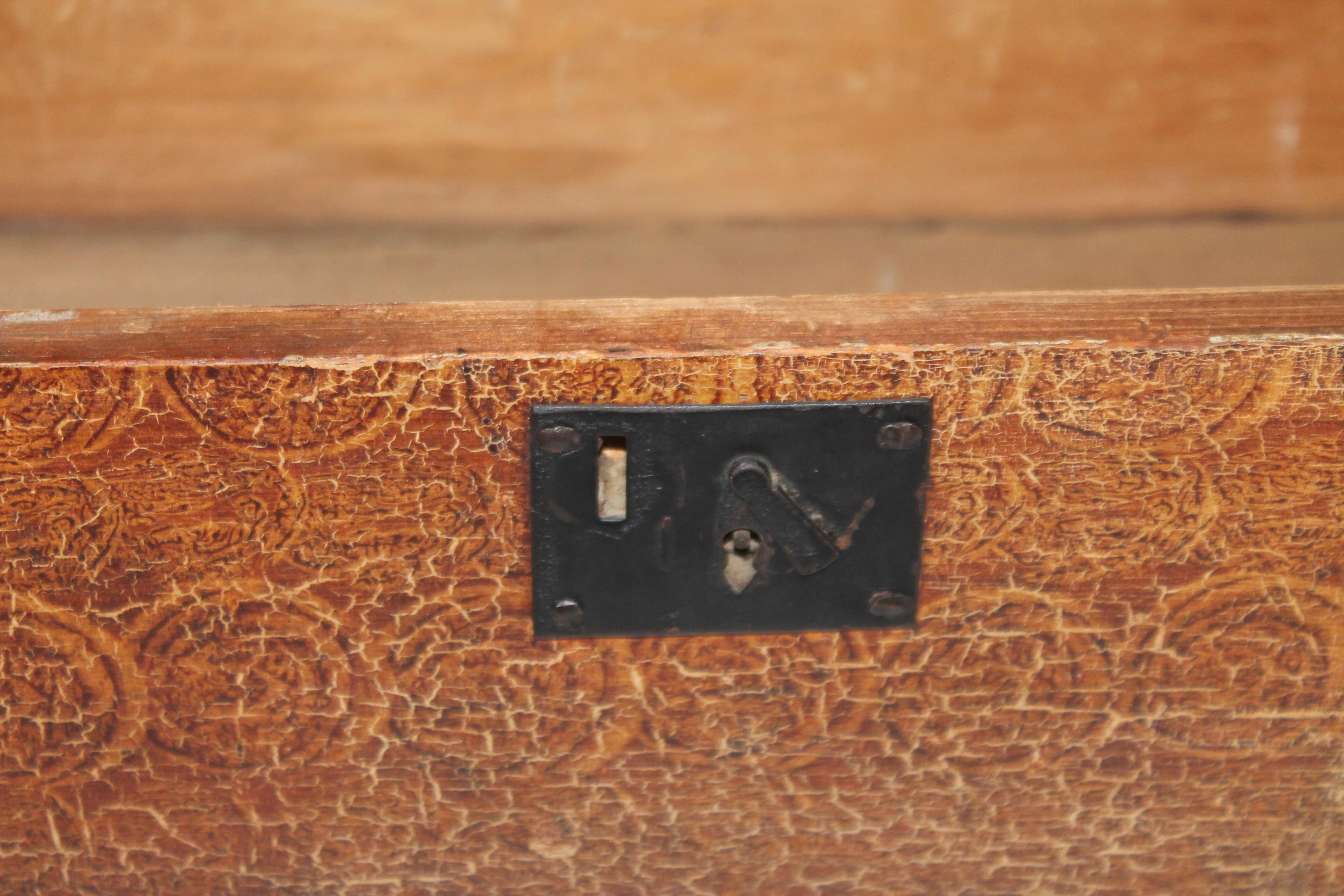 Diese aus dem 19. Jahrhundert stammende, bittersüß bemalte Truhe mit Kuppelaufsatz hat ein taubenschwänziges Gehäuse. Diese Kiste aus Neuengland wurde wahrscheinlich für Wertsachen und/oder Dokumente verwendet.