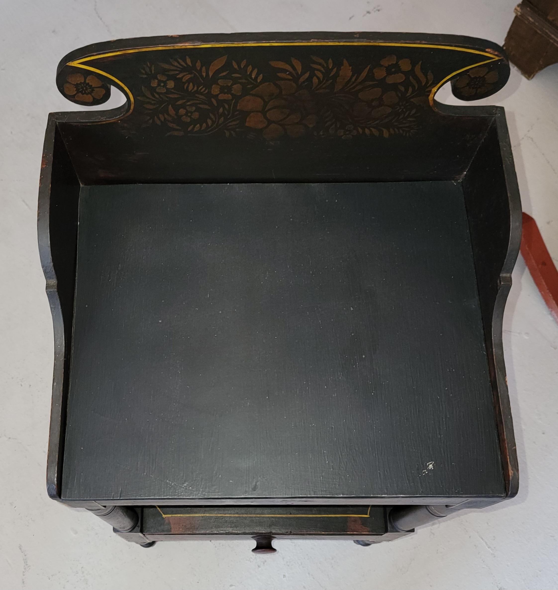 Cette table d'appoint ou table de nuit du 19ème siècle provient de la Nouvelle Angleterre et a conservé tous les pochoirs d'origine sur l'arrière de la table. La table est en très bon état et robuste.