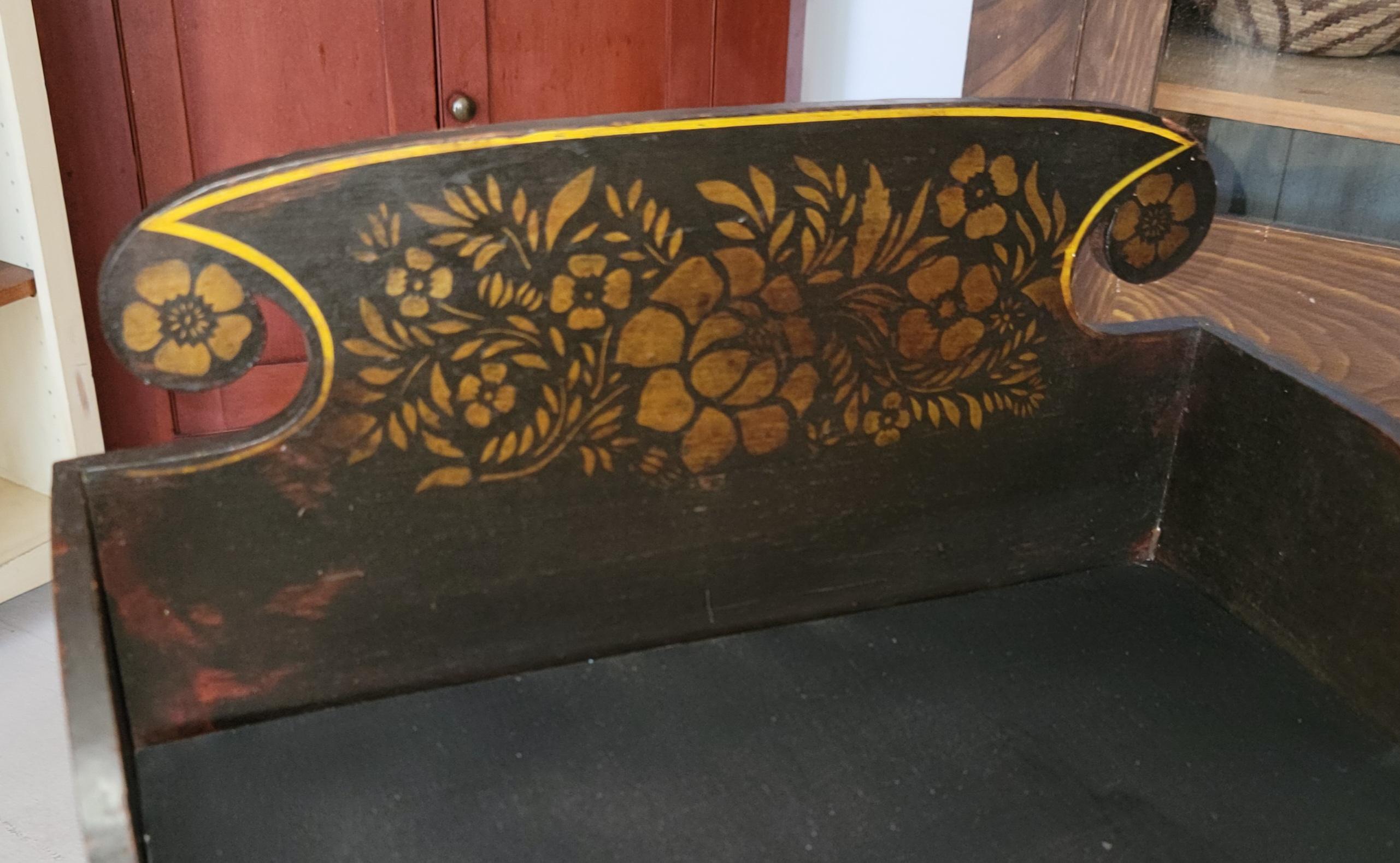 Colonial américain Table d'appoint peinte et décorée au pochoir, 19e siècle en vente