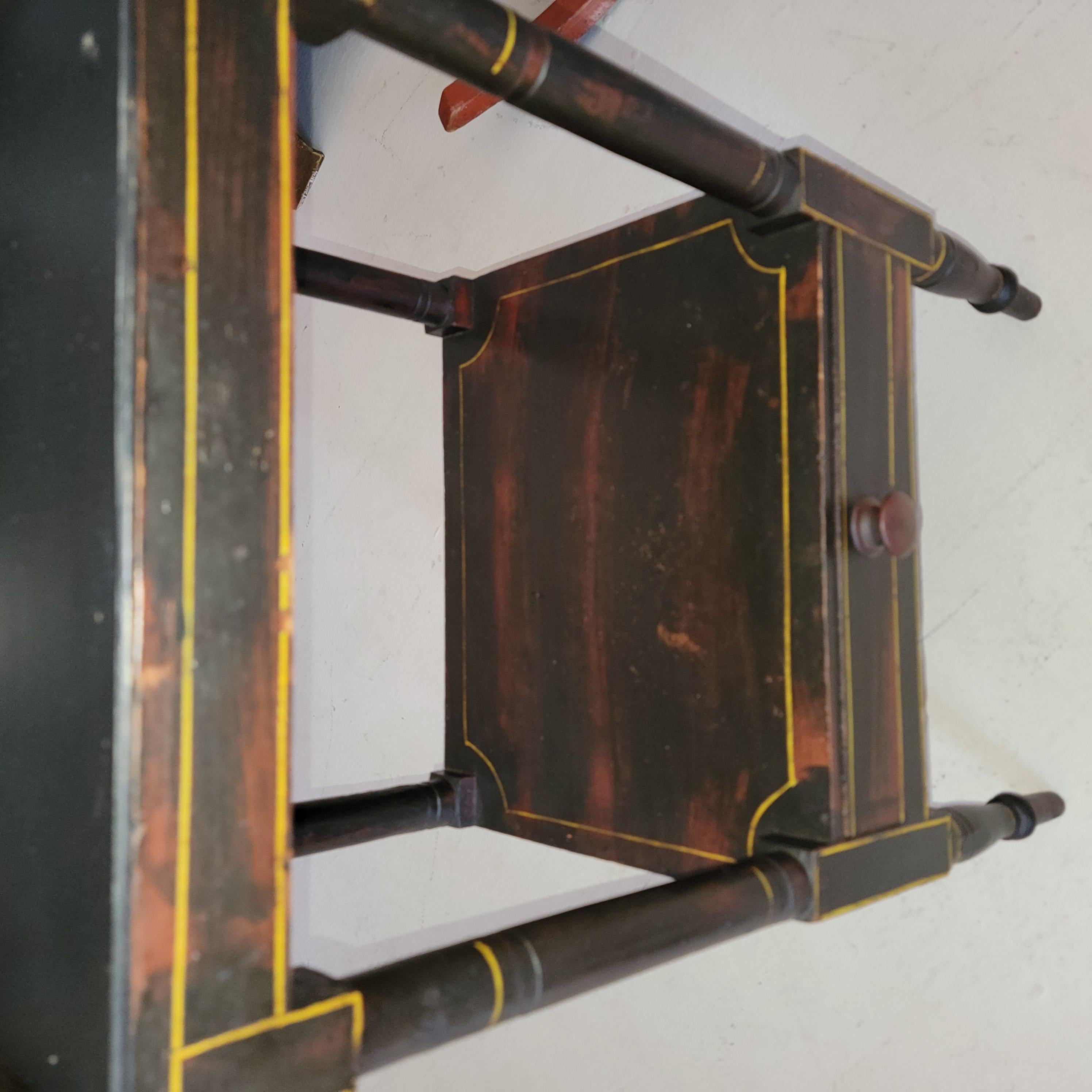 Américain Table d'appoint peinte et décorée au pochoir, 19e siècle en vente