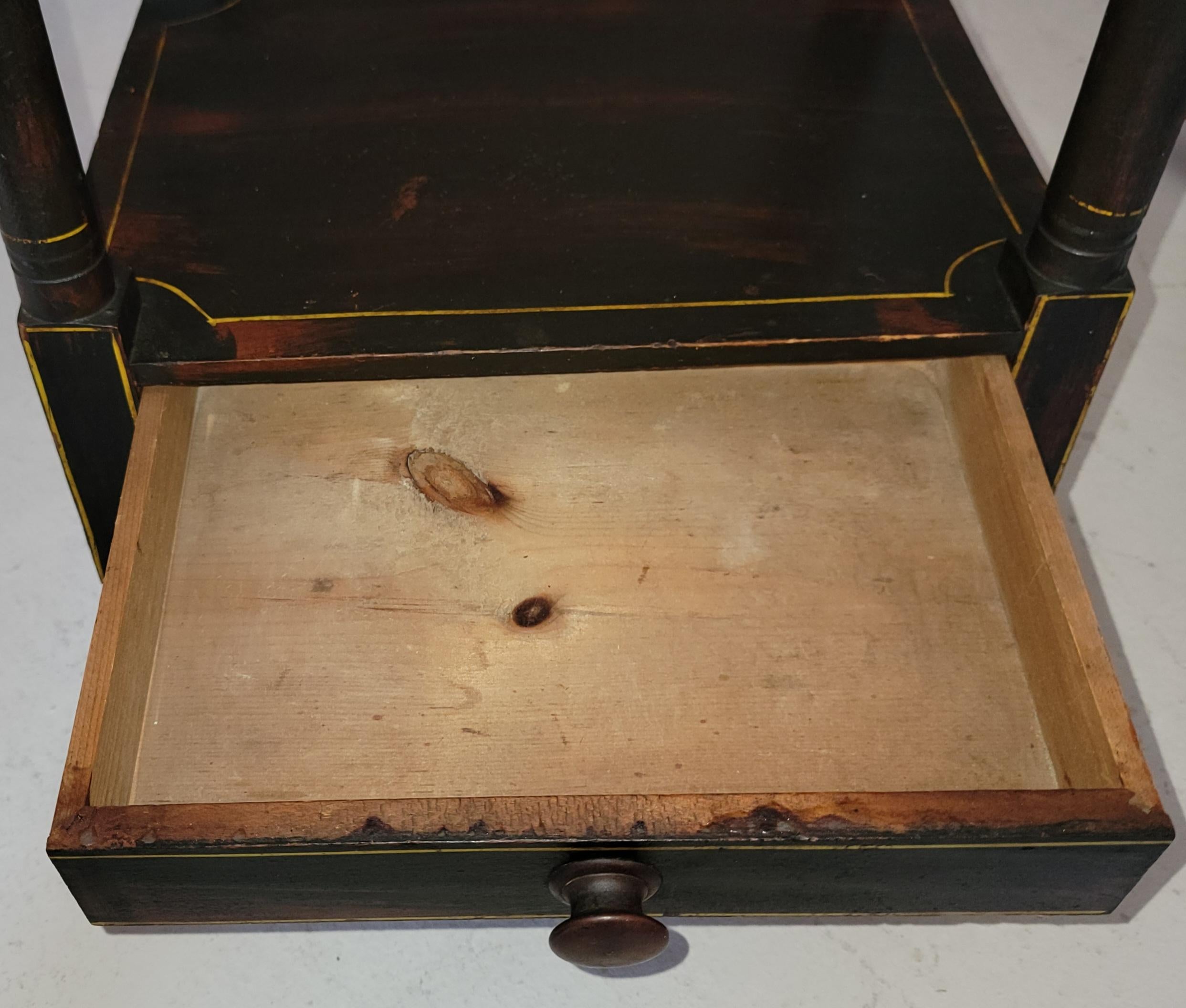 Peint à la main Table d'appoint peinte et décorée au pochoir, 19e siècle en vente