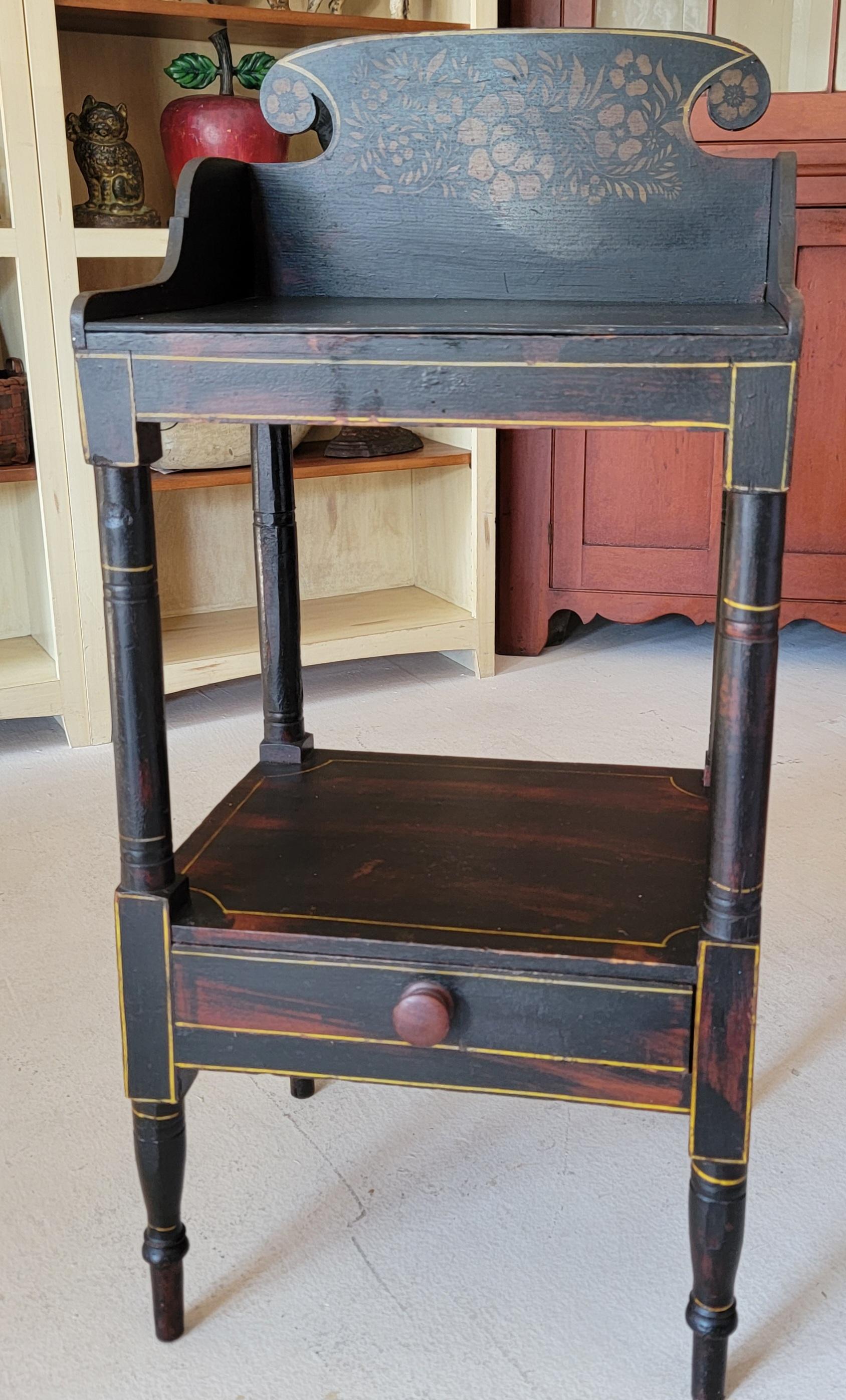 Table d'appoint peinte et décorée au pochoir, 19e siècle Bon état - En vente à Los Angeles, CA