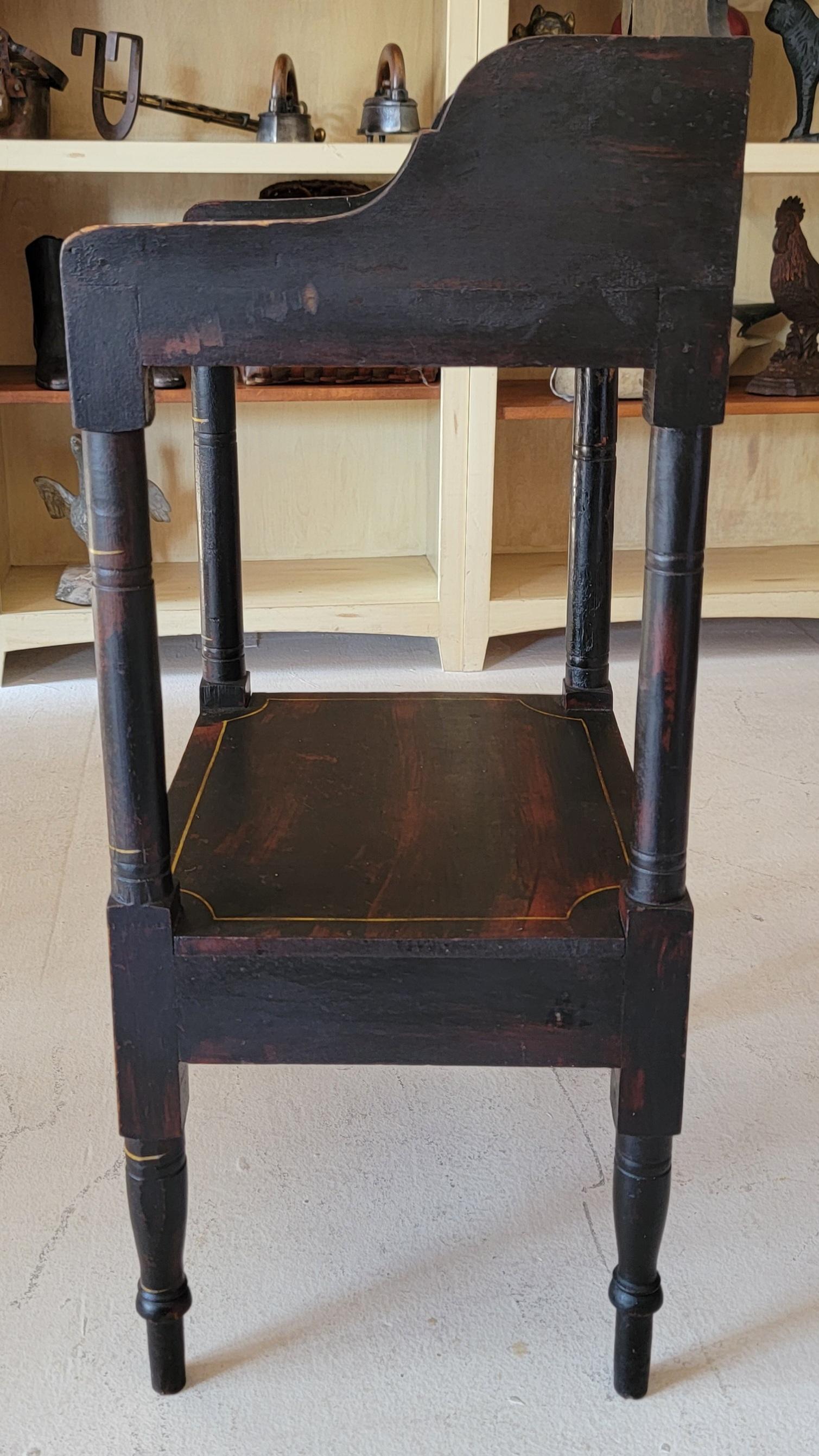Milieu du XIXe siècle Table d'appoint peinte et décorée au pochoir, 19e siècle en vente