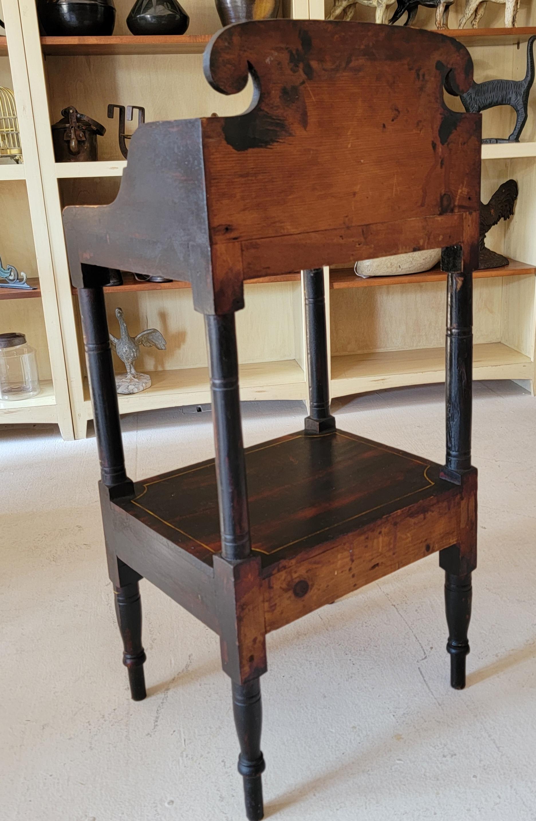 Bois Table d'appoint peinte et décorée au pochoir, 19e siècle en vente