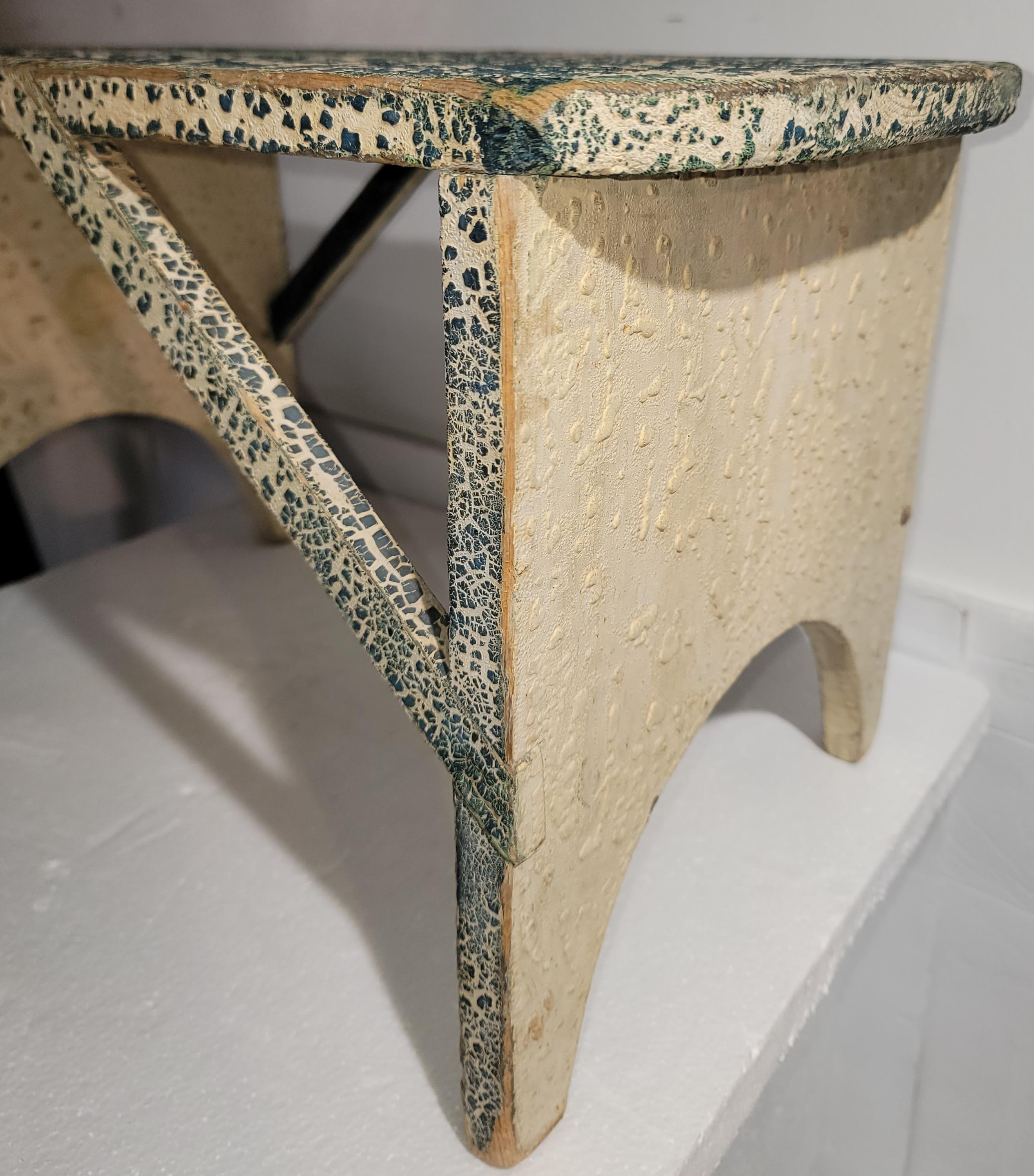 Américain Tabouret original peint en blanc craquelé du 19e siècle en vente