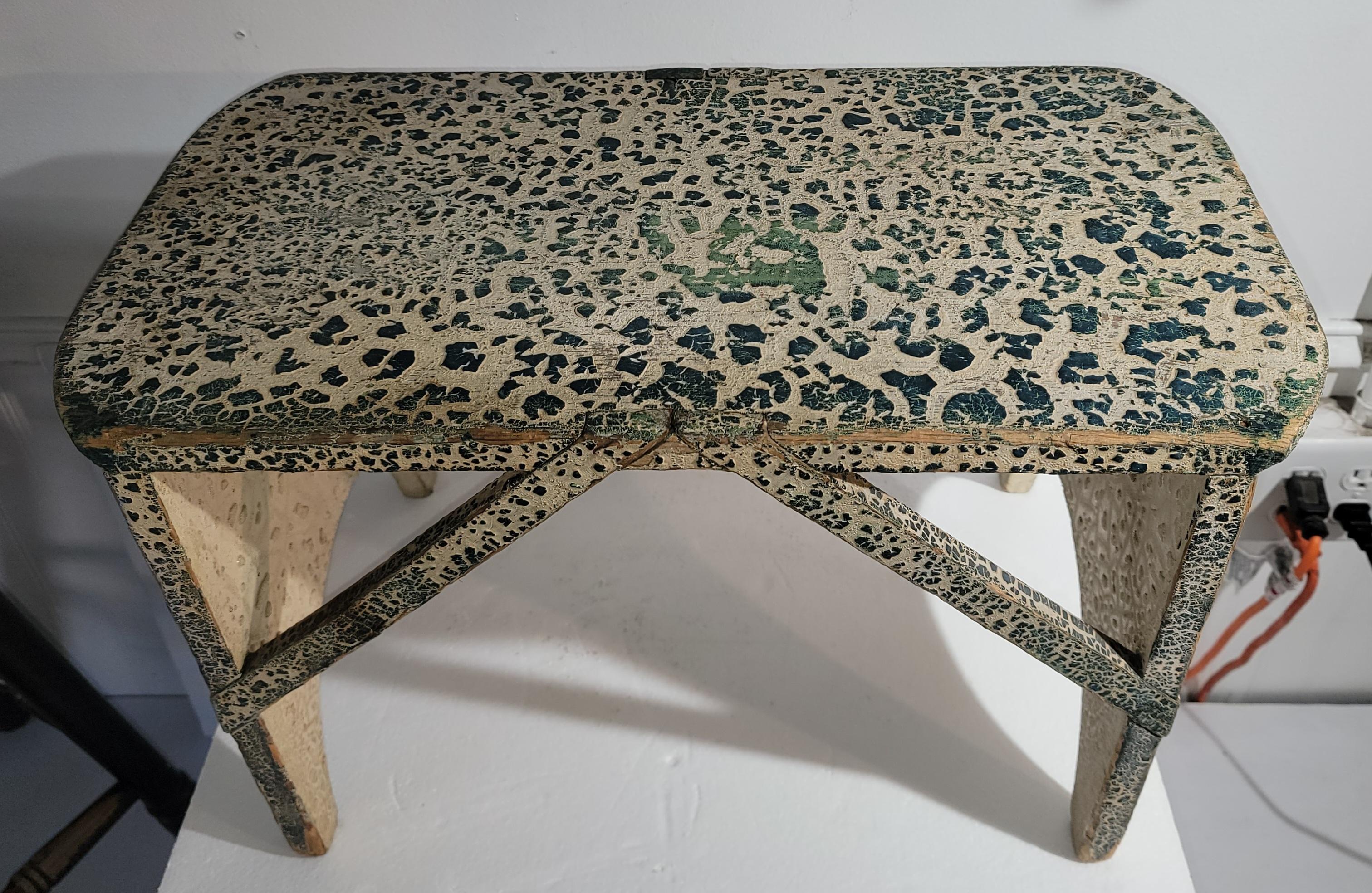 Fait main Tabouret original peint en blanc craquelé du 19e siècle en vente