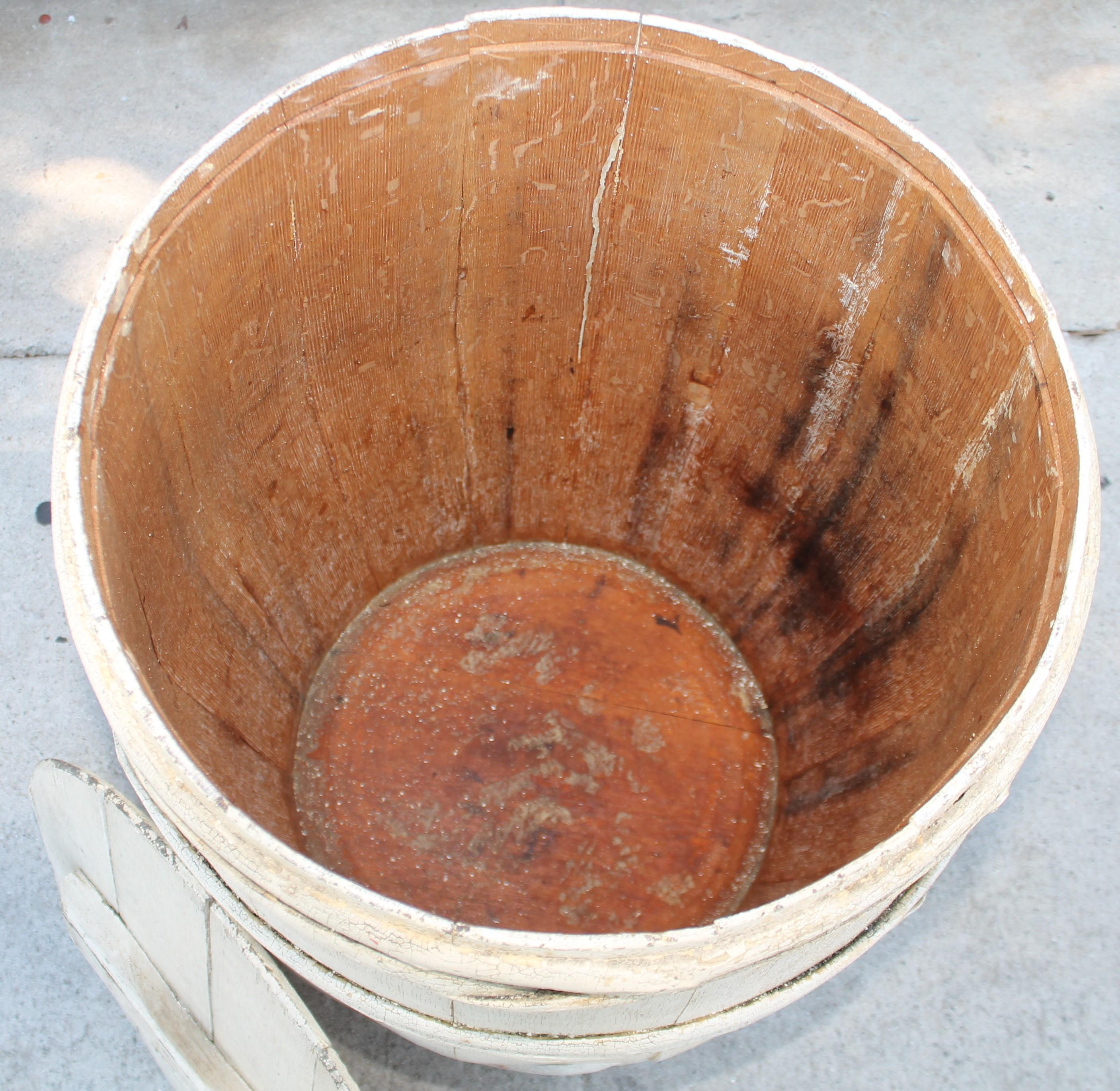 19thc Original White Painted Barrel from Pennsylvania In Good Condition For Sale In Los Angeles, CA