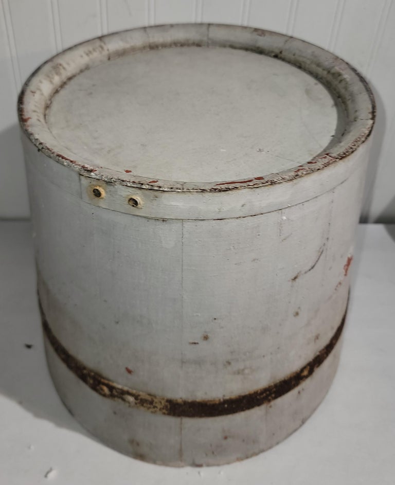 19Thc Original White Painted Bucket In Good Condition For Sale In Los Angeles, CA