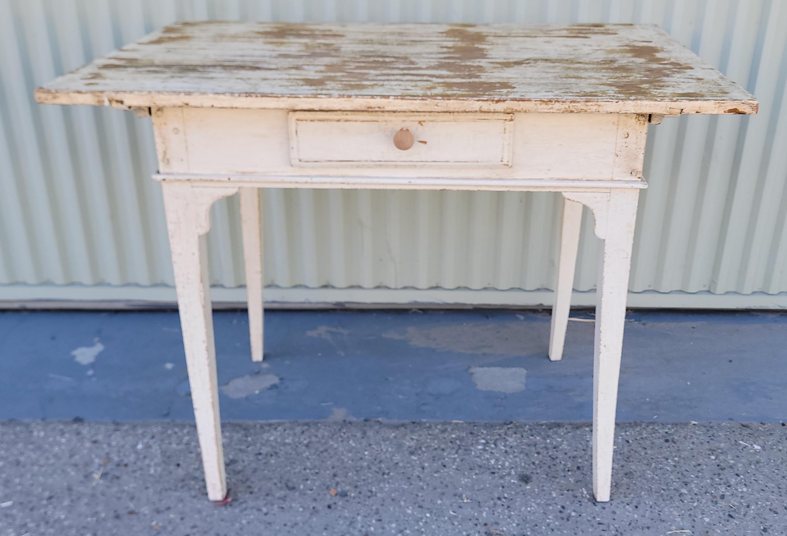 Table de ferme / bureau original peint en blanc du 19ème siècle avec un tiroir et une construction à chevilles.Cette table a été trouvée dans le Midwest et est en bon état.Le dessus est une surface peinte en blanc et moutarde.Une table folklorique