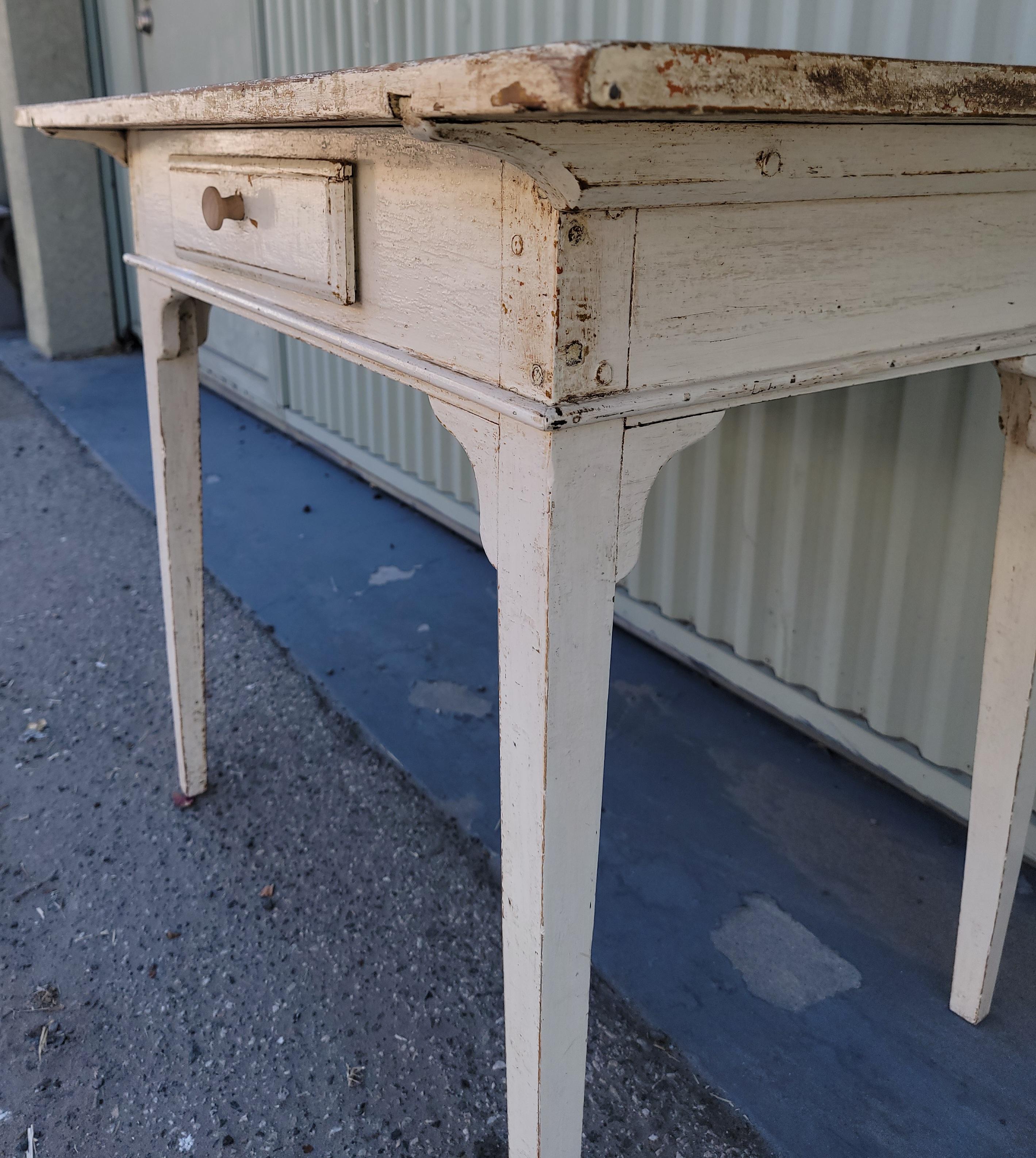 Artisanat Table de ferme / bureau original peint en blanc du 19e siècle en vente